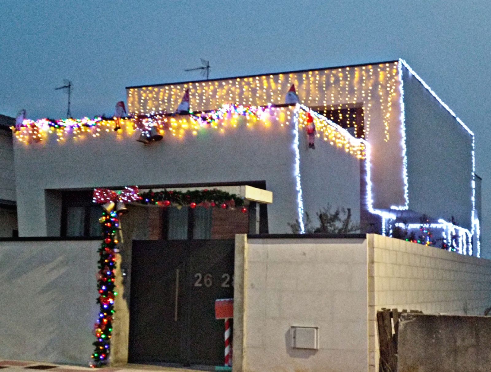 C.M.D. - Decoración navideña en una vivienda de Carbajosa de la Sagrada (1).jpg