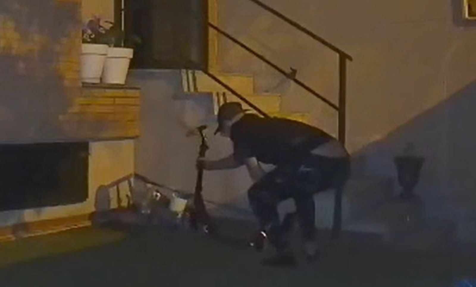 Graban a un ladrón robando un patinete en el barrio de Los Alcaldes.jpg