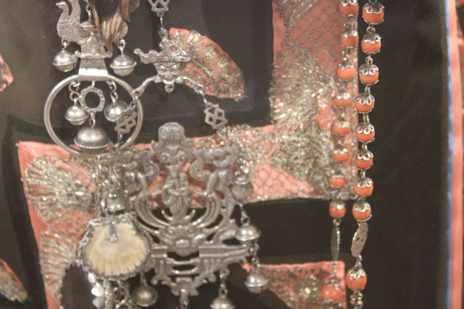 exposicion-aires-de-marzo-detalle-traje-de-gala-de-la-alberca