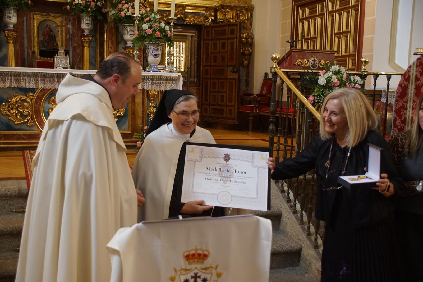 Alba nombra hijo adoptivo al prior Miguel Angel González  (43).jpeg