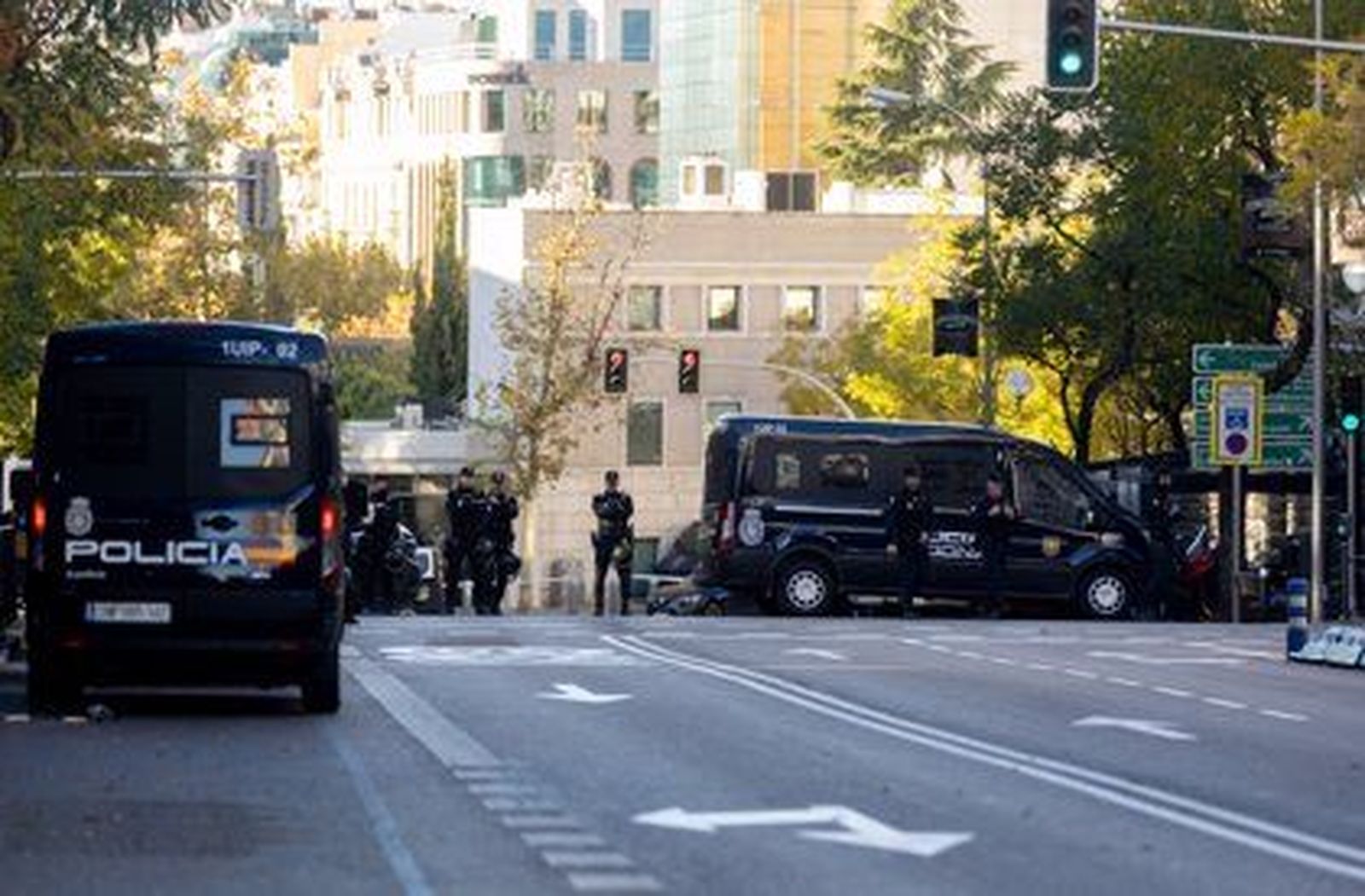 Agentes de Policía en la Embajada de EEUU en Madrid donde se ha recibido un paquete bomba. EP