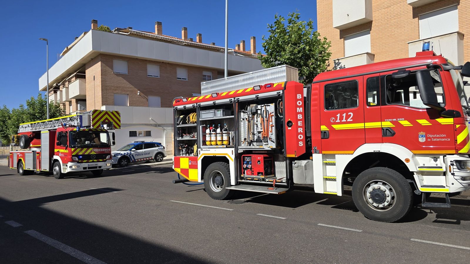 Incendio en una vivienda en los edificios La Yedra en Santa Marta de Tormes con la Policía Local y la Guardia Civil de Salamanca