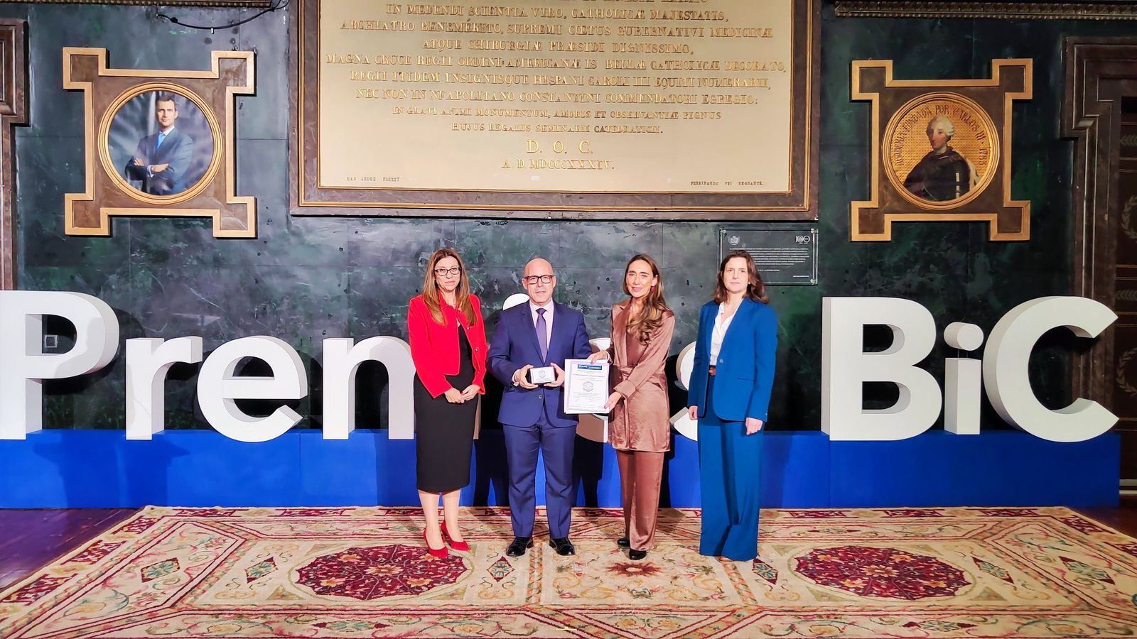 Recogida del premio BiC a la Mejor Unidad de Referencia en Terapias celulares CAR-T.