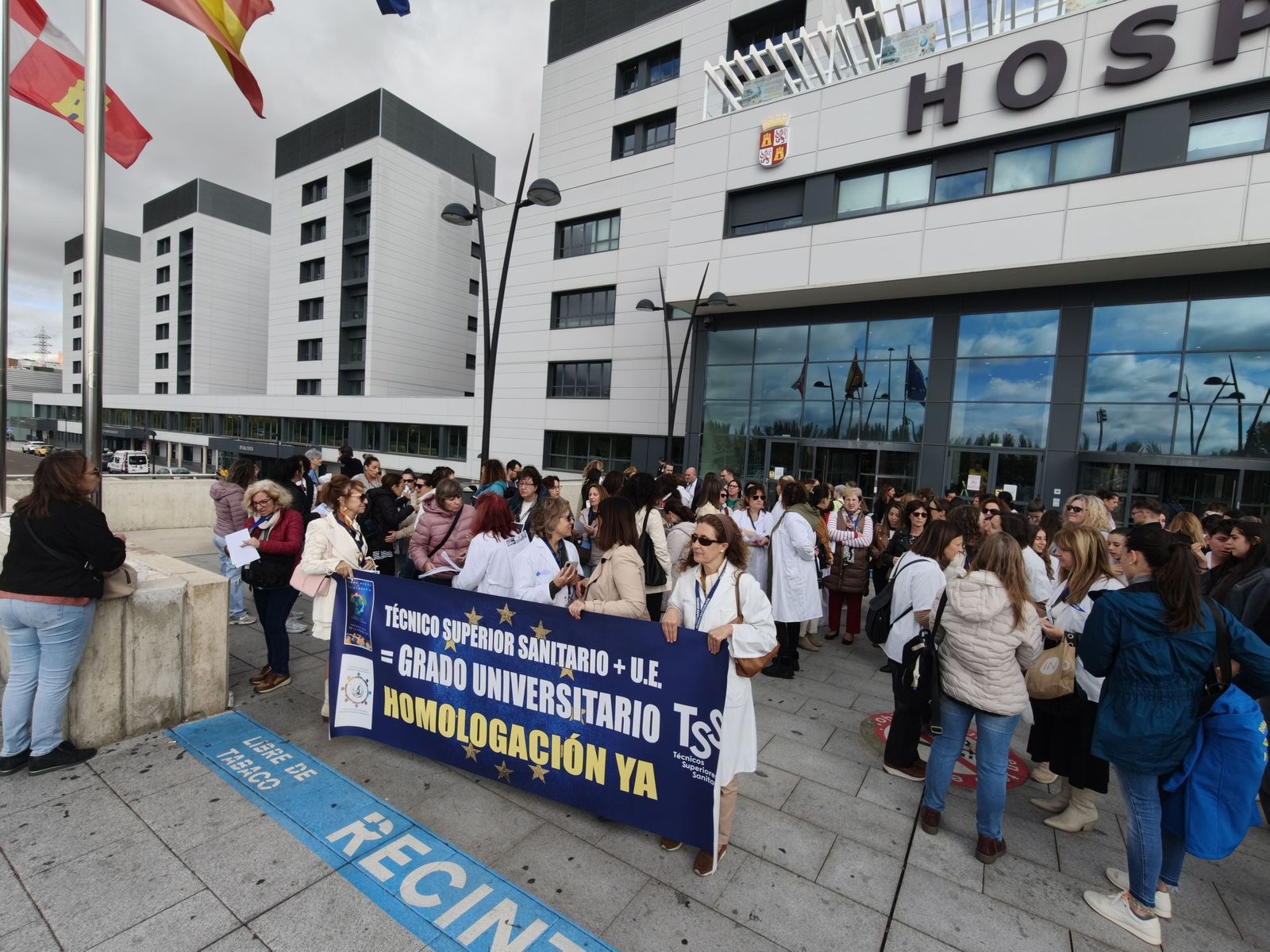 Los técnicos superiores sanitarios protestan a las puertas del hospital de Salamanca