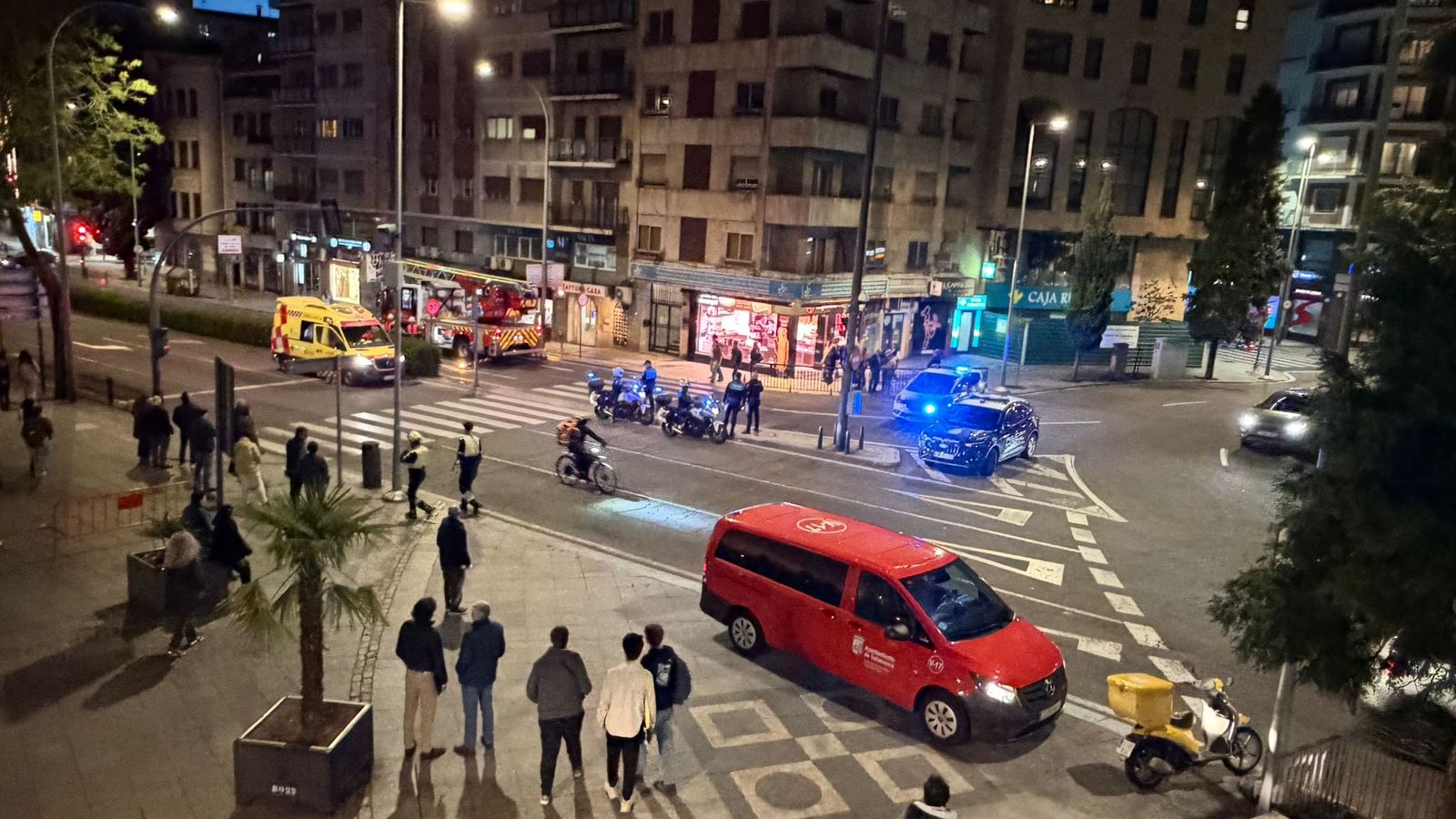 Bomberos de Salamanca, Policía Local, Policía Nacional y una ambulancia en el paseo de Carmelitas