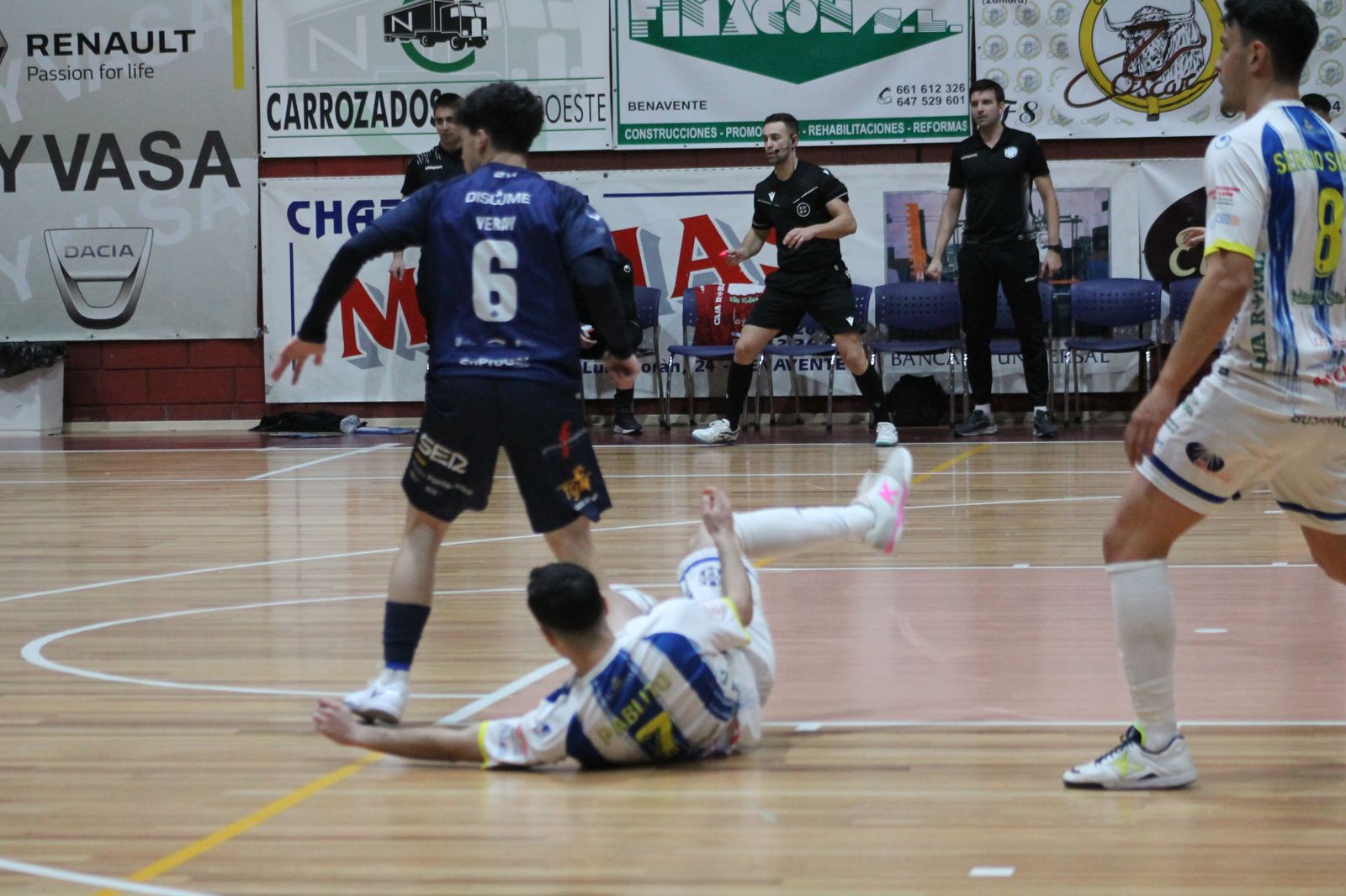 Una jugada del Atlético Benavente en un partido en la Rosaleda esta temporada.