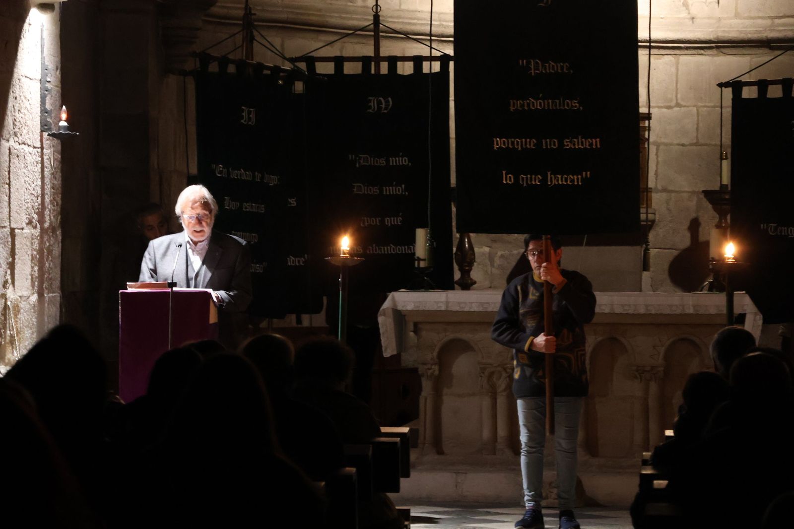 Instante de la última meditación, previo al rito de entrada de nuevos hermanos