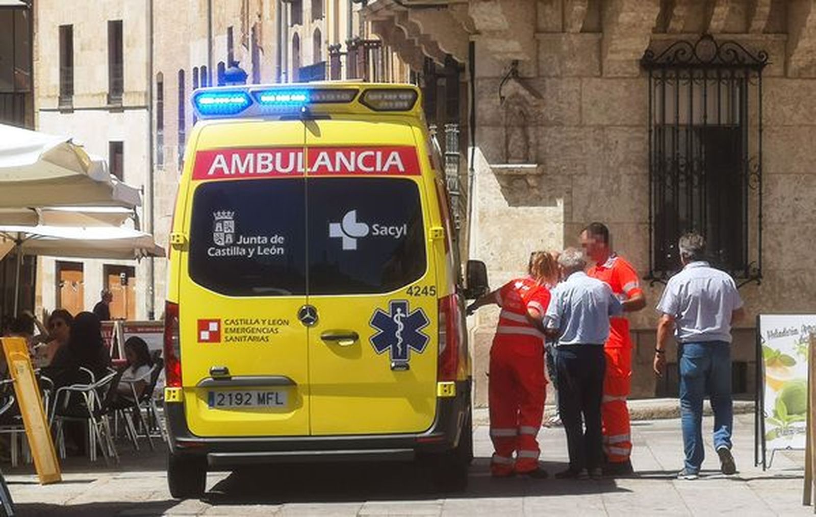 Ambulancia en la Plaza Mayor de Ciudad Rodrigo. Foto ICAL. Archivo.