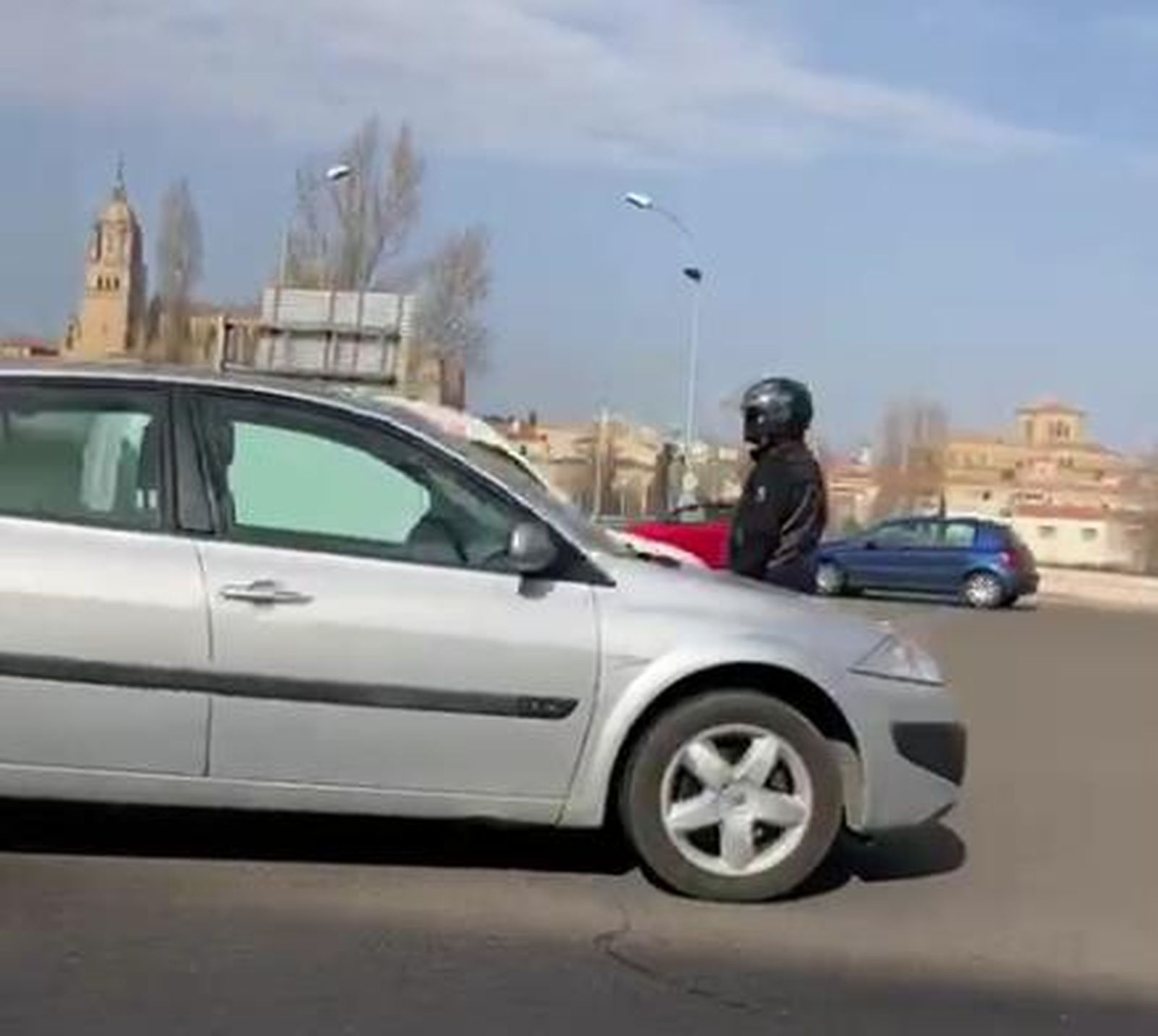 Arrollan a un motorista en una rotonda de la Vía Helmántica.