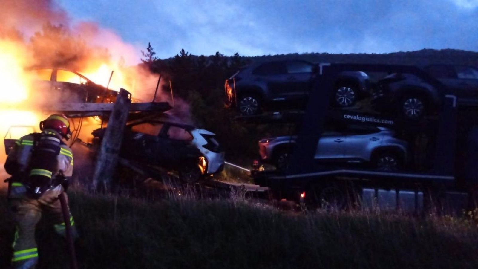 Arde Un Camión Cargado De Coches Eléctricos En La Bigornia (Soria) - EUROPA PRESS