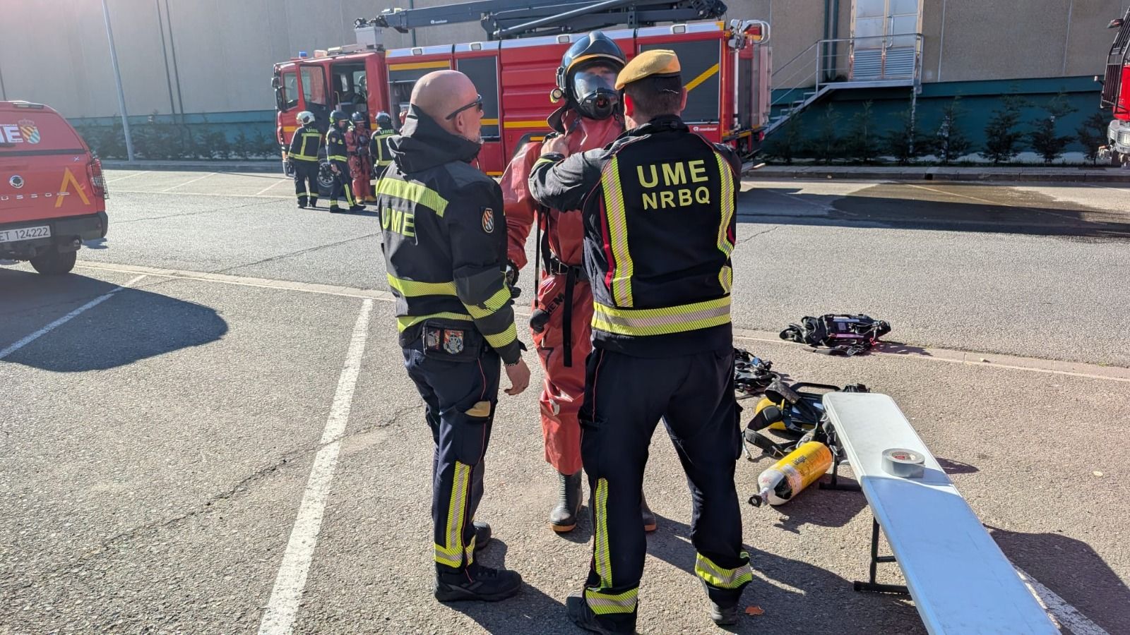 Así ha sido la intervención de la UME para sellar la fuga de gas natural licuado en una fábrica de Fuentes de Béjar