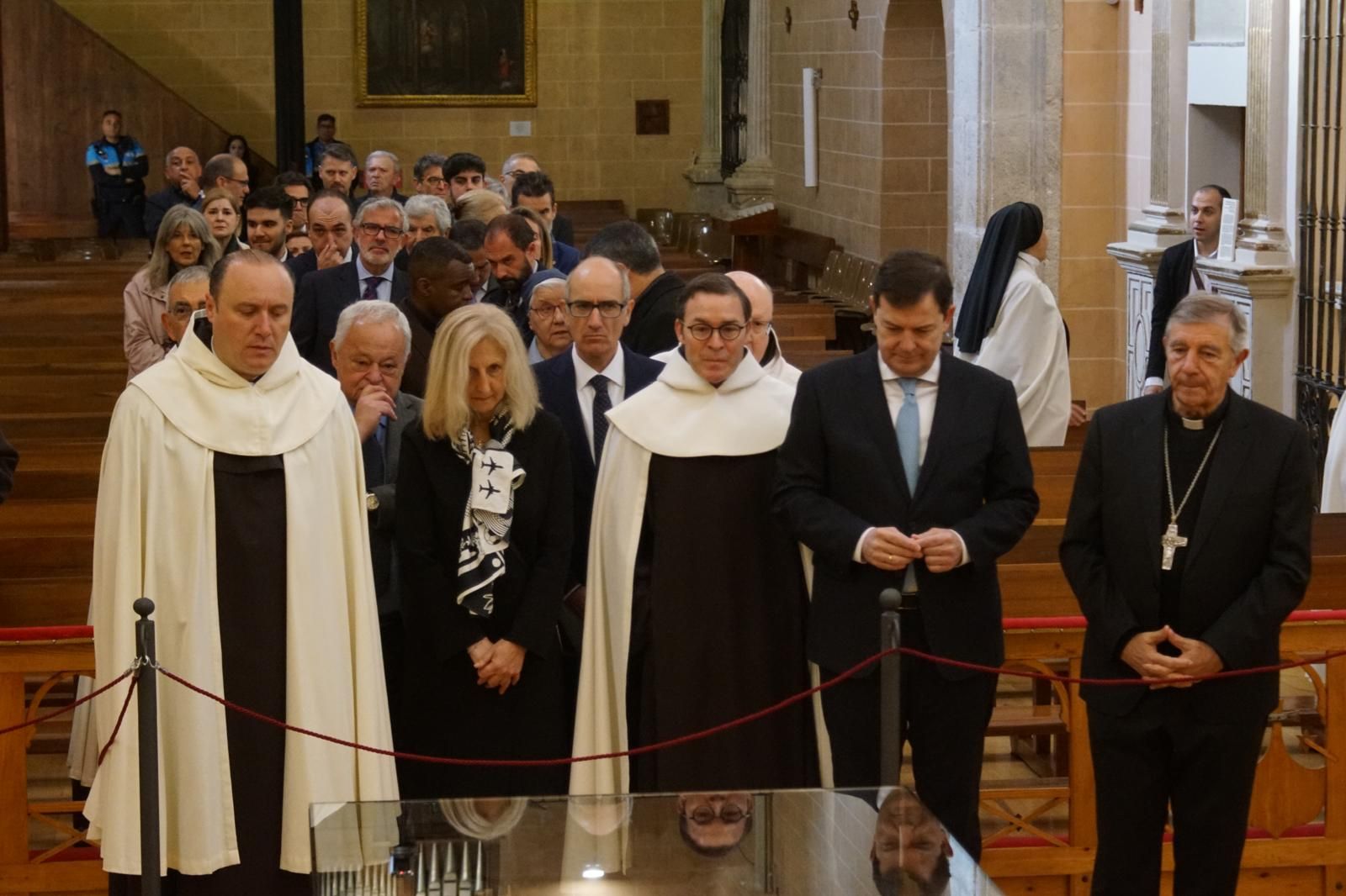 apertura-de-la-basilica-de-la-anunciacion-para-venerar-el-cuerpo-de-santa-teresa-en-alba-de-tormes-fotos-juanes-35