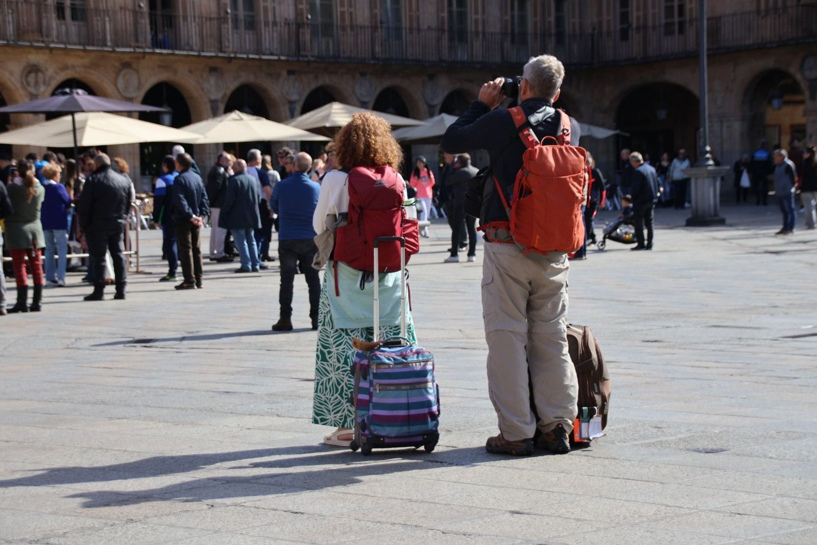 Turistas paseando por el centro de Salamanca. Foto de archivo