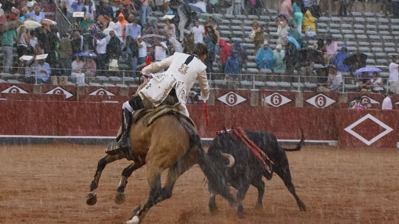 Rui Fernandes bajo el aguacero en el cuarto toro de la tarde