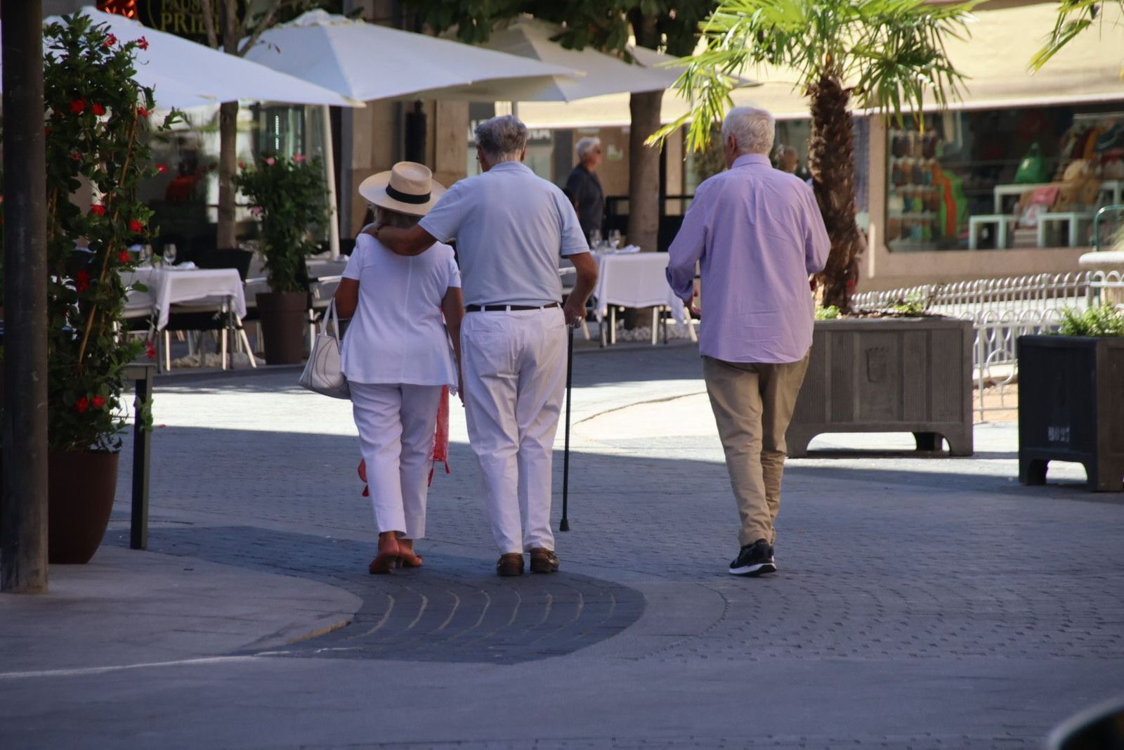Gente paseando por Salamanca. Foto de archivo