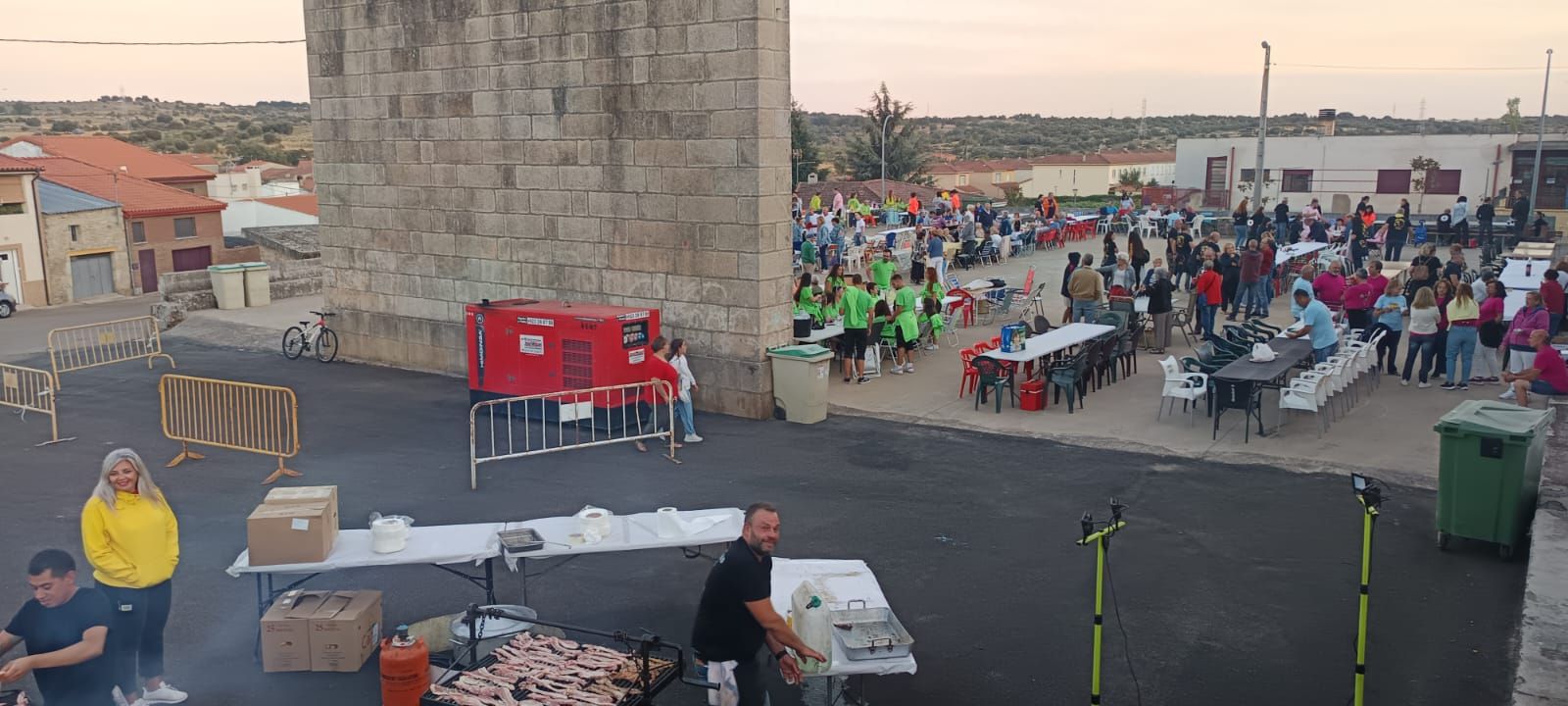 Los vecinos de Pereña de la Ribera se van de cena popular