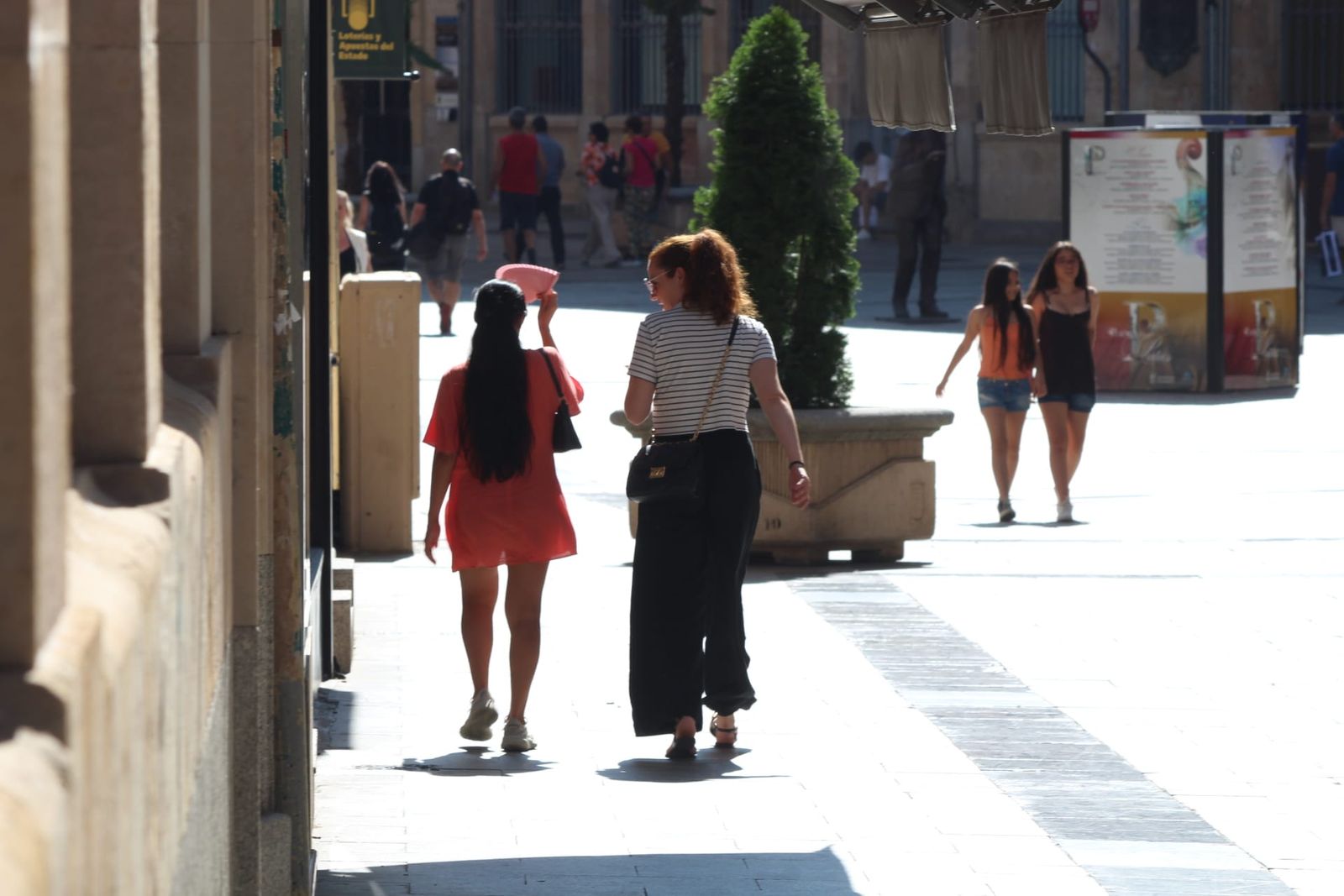 Gente paseando por las calles de Salamanca en verano