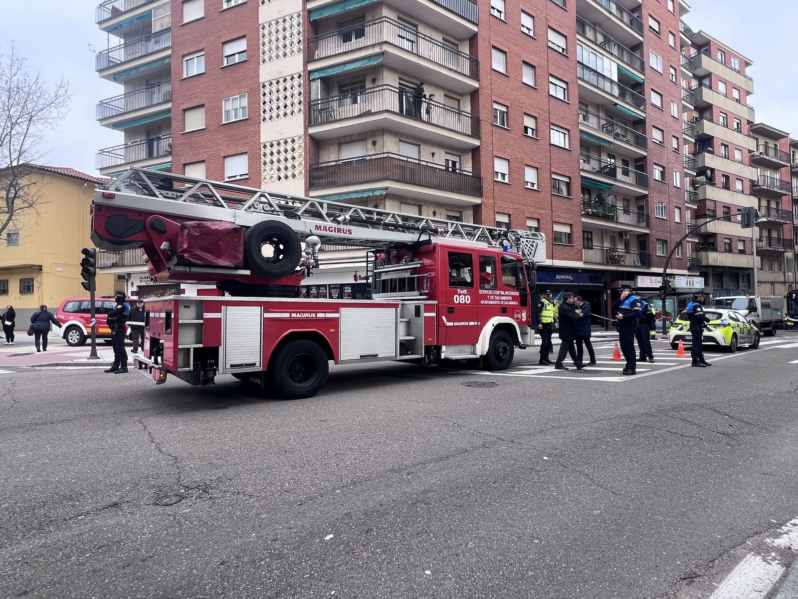El choque de un autobús contra un edificio de la avenida Portugal deja al menos cuatro heridos