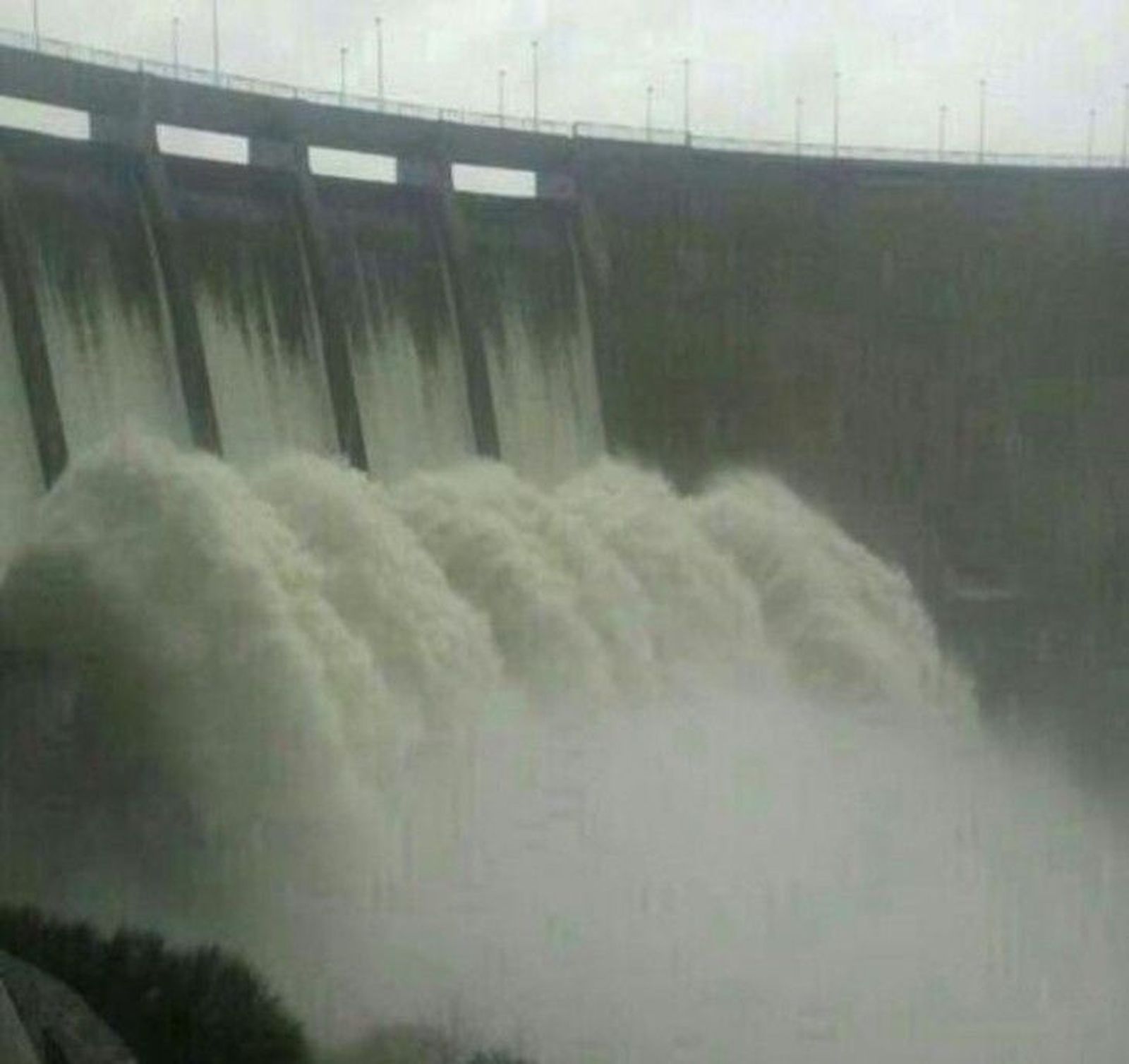 Procedimiento rutinario en Irueña para renovar el agua de la presa