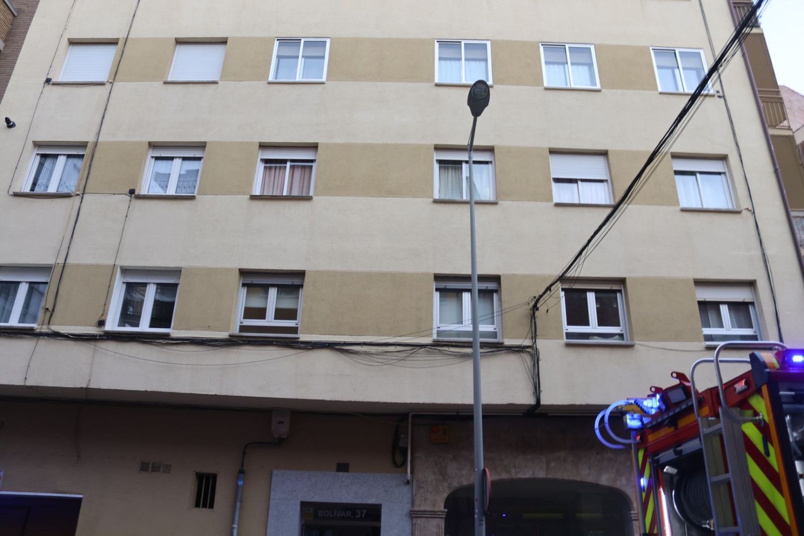 El incendio de un patinete eléctrico provoca el desalojo de un edificio en la calle Bolívar