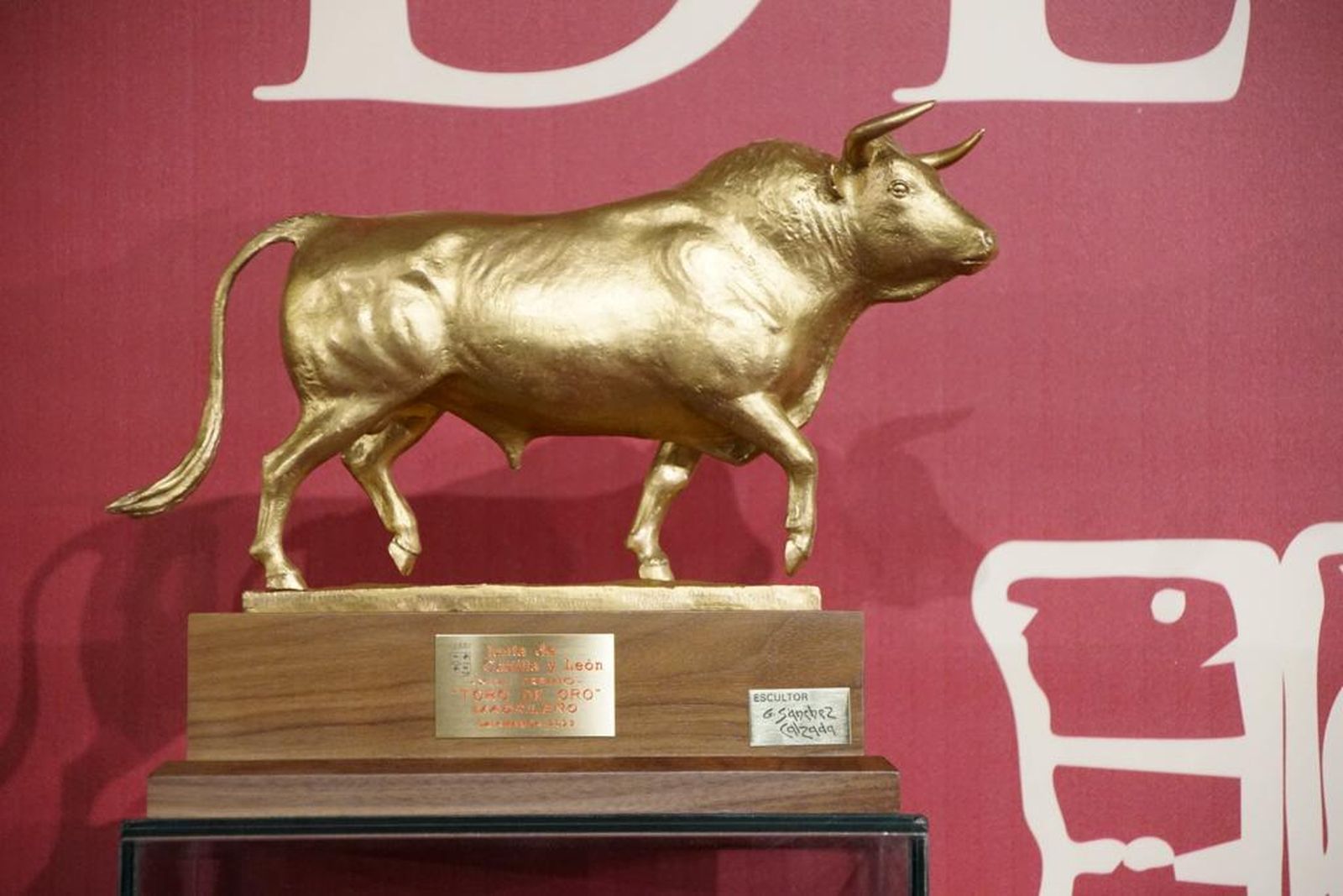 Trofeo Toro de Oro otorgado en la Feria Taurina Virgen de la Vega 2025