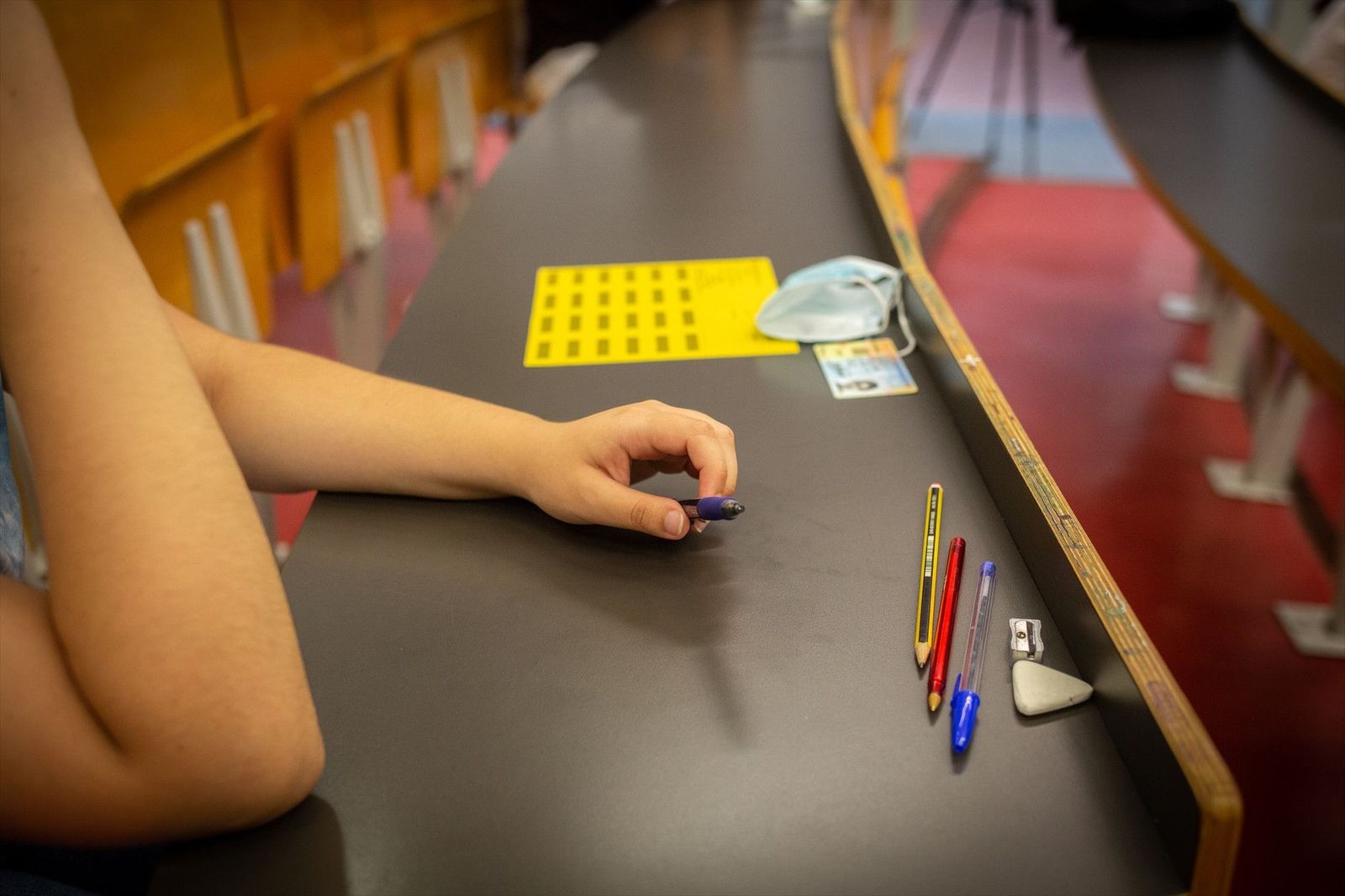 Un estudiante de bachillerato coloca sus enseres antes de comenzar los exámenes