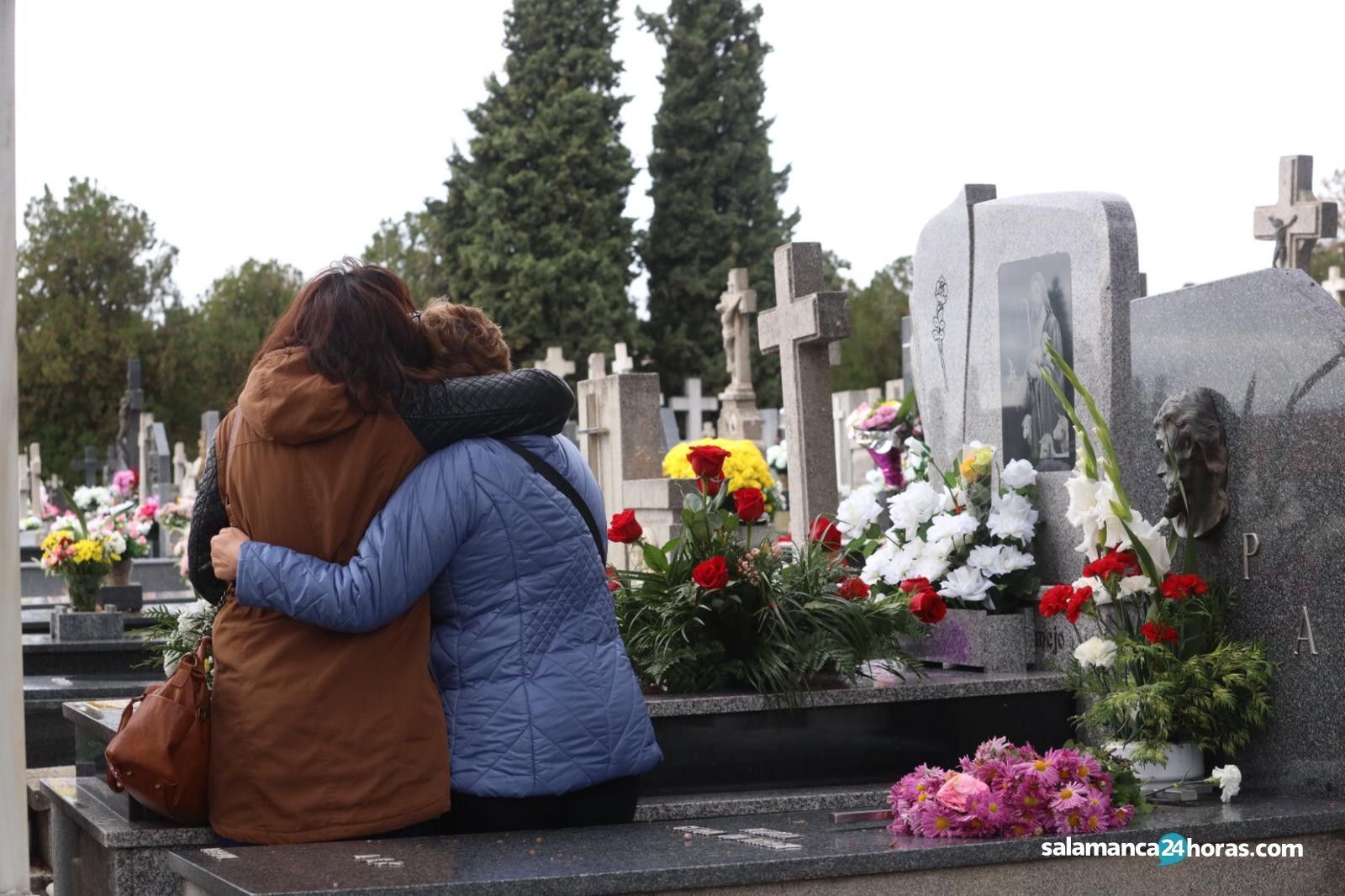 Dos mujeres se abrazan en el Cementerio San Carlos de Salamanca | Foto: s24h
