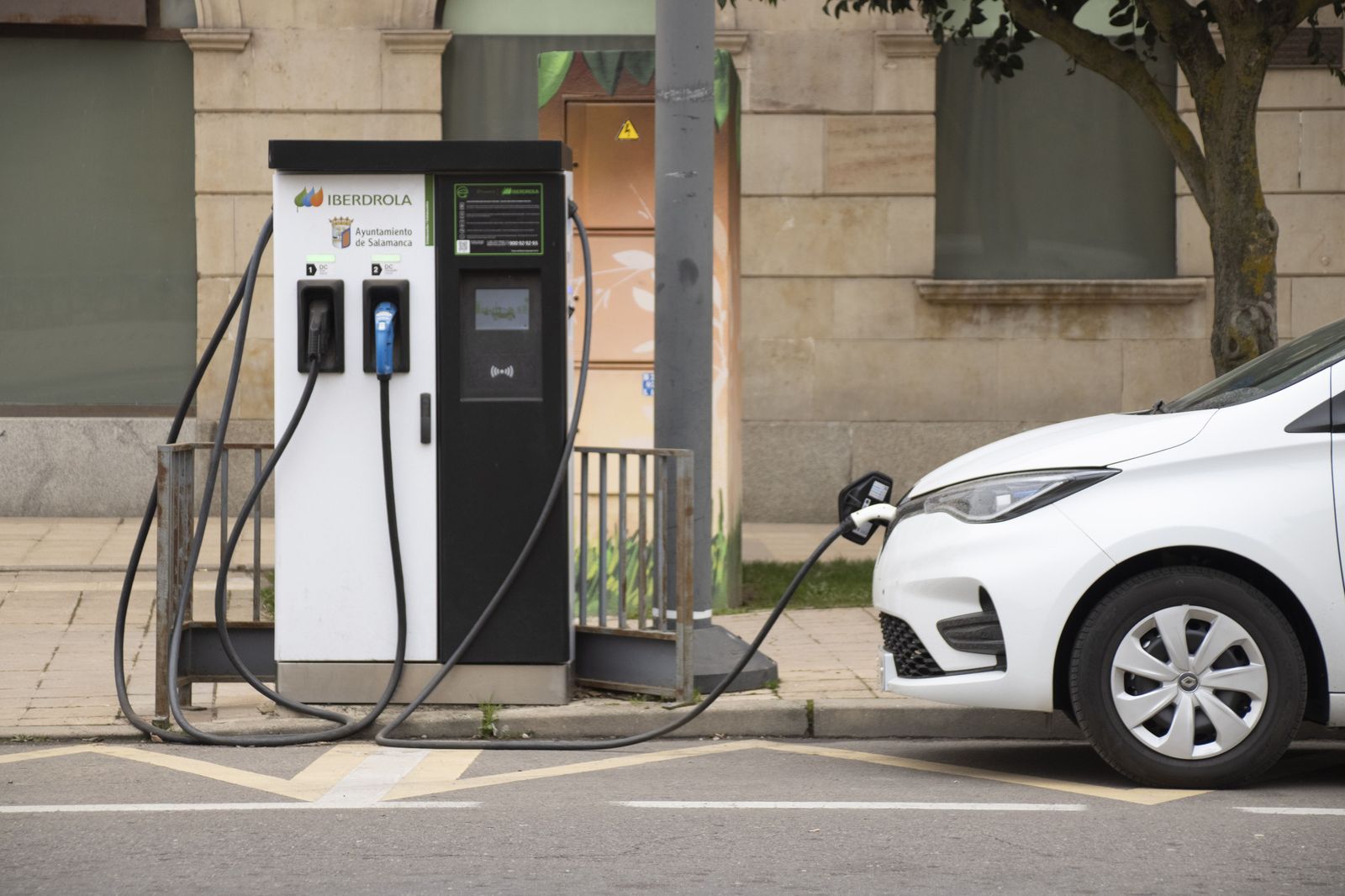 Un coche eléctrico en el cargador situado en el paseo del Rector Esperabé. Foto de archivo