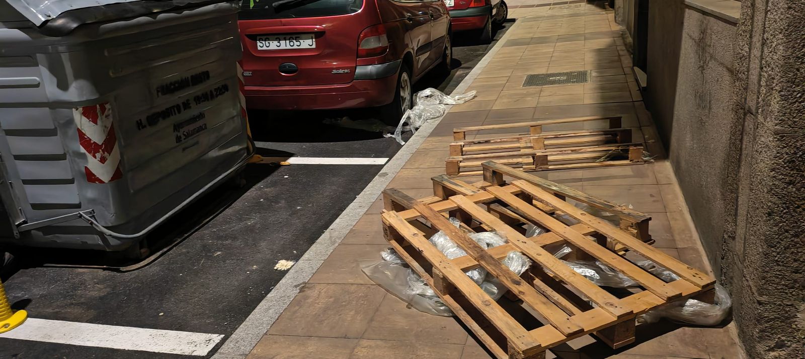 Foto denuncia de presencia de basura en la calle Gran Capitán