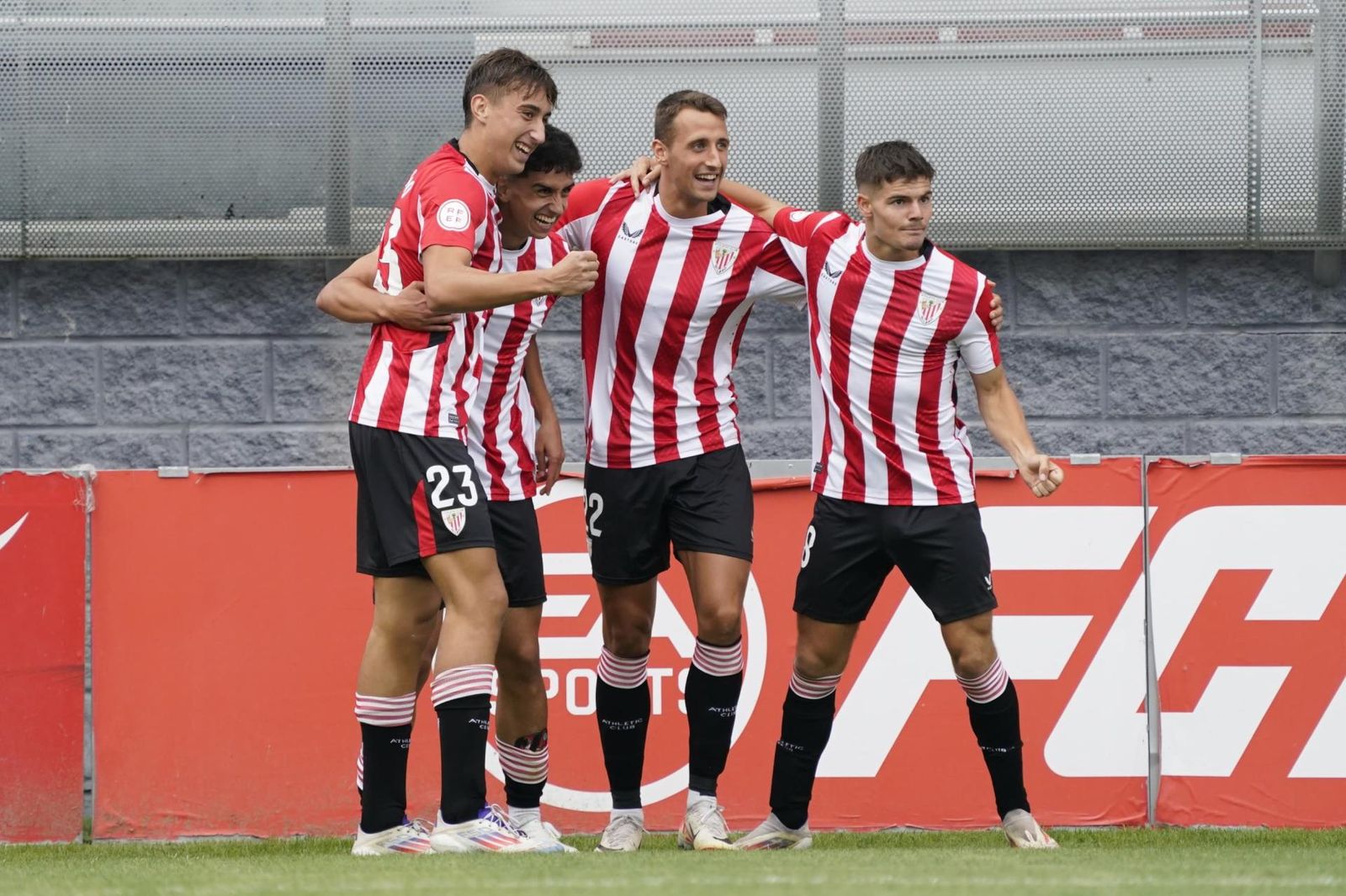 Los jugadores del Bilbao Athletic celebran el gol anotado ante el Andorra. Athletic Club