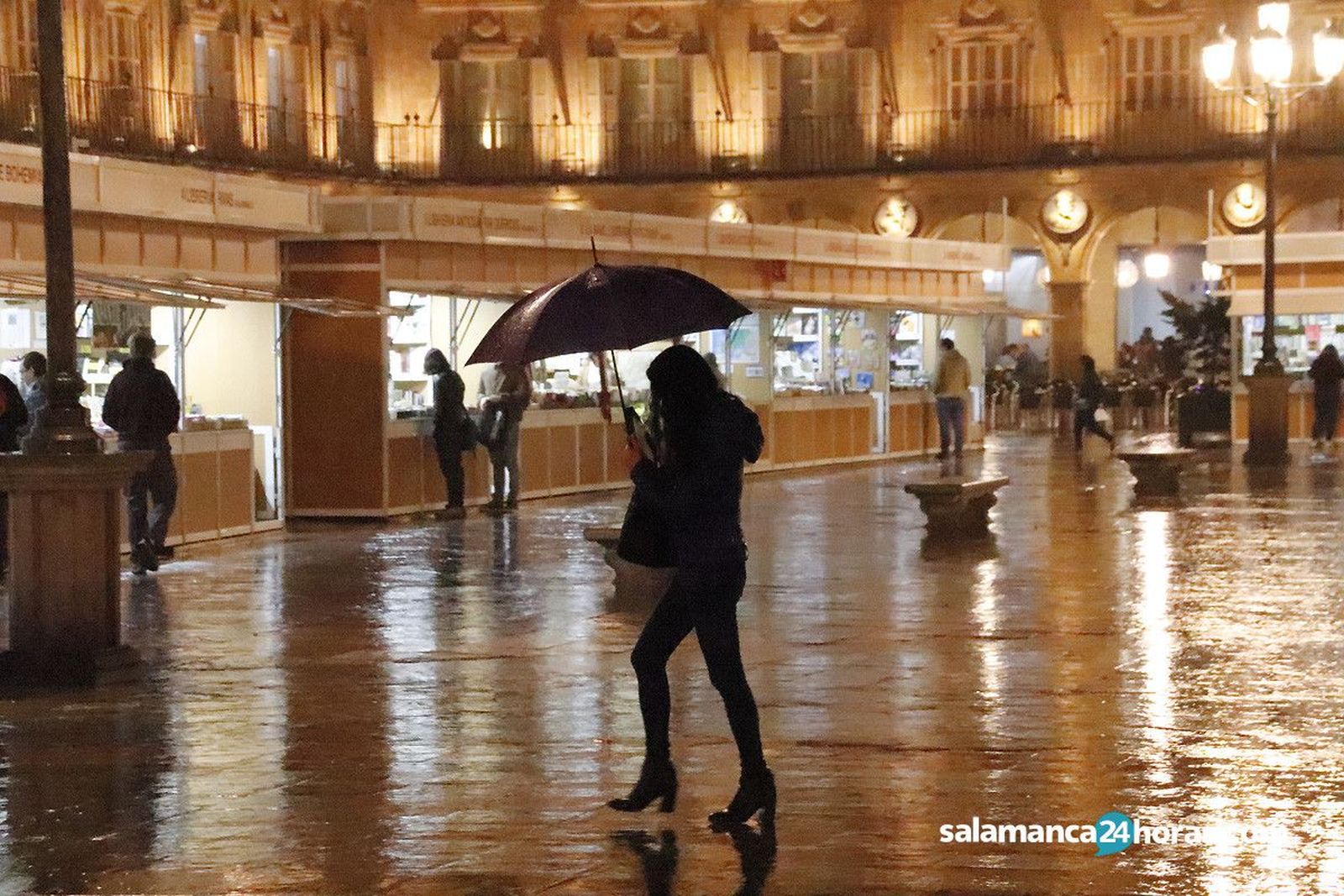 Lluvia paraguas plaza mayor (1)