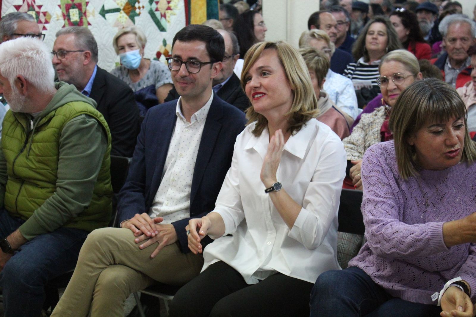 La ministra de educación, Pilar Alegría, visita la Asociación de Vecinos Amigos de Navega