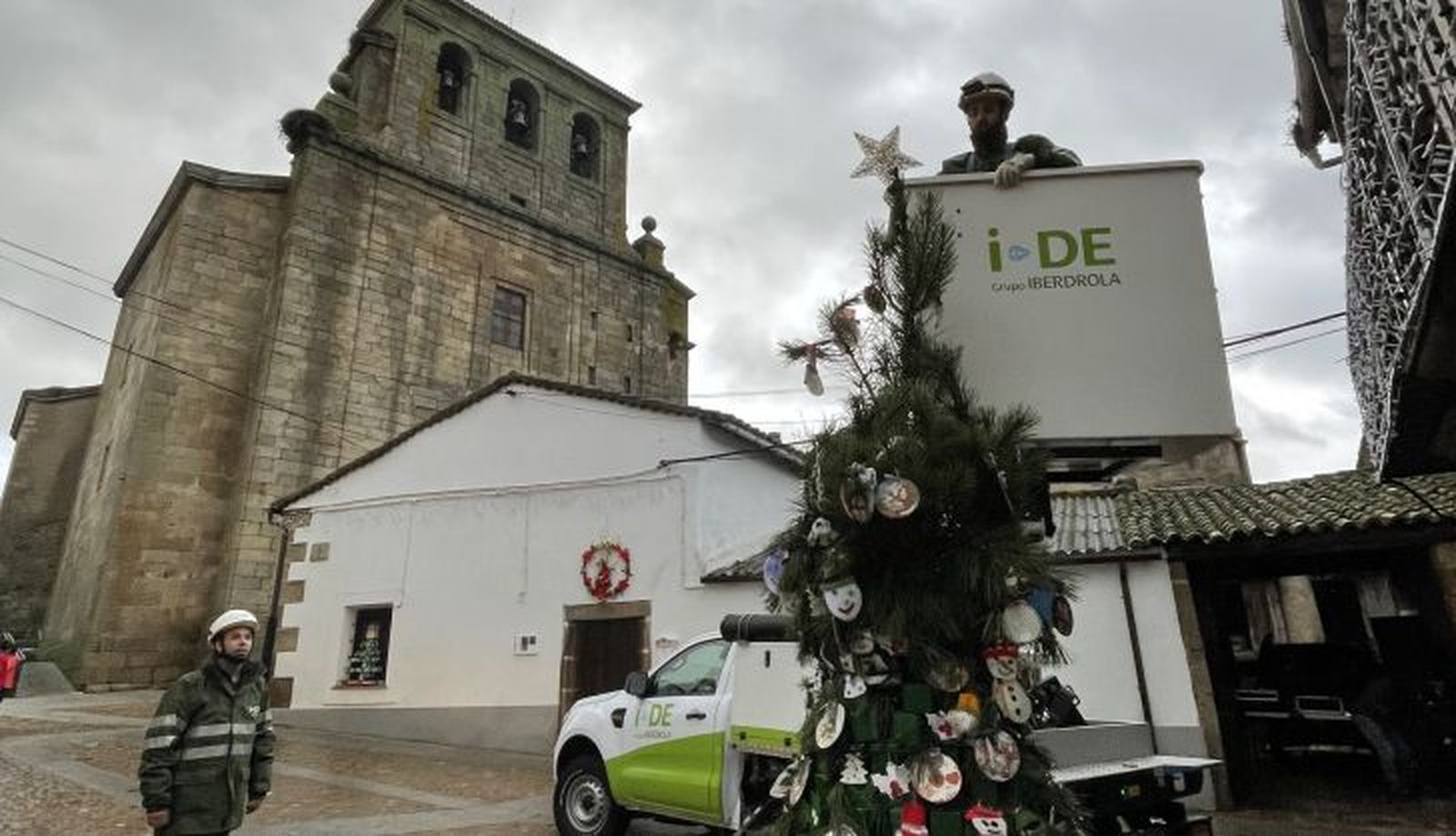 2022 12 16. Iluminando el árbol de las Damajuanas de Fuenteguinaldo