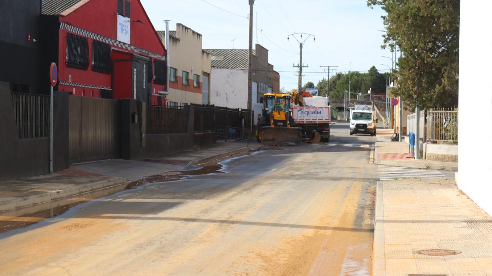 Un reventón de tubería en El Montalvo causa estragos durante la mañana de este domingo