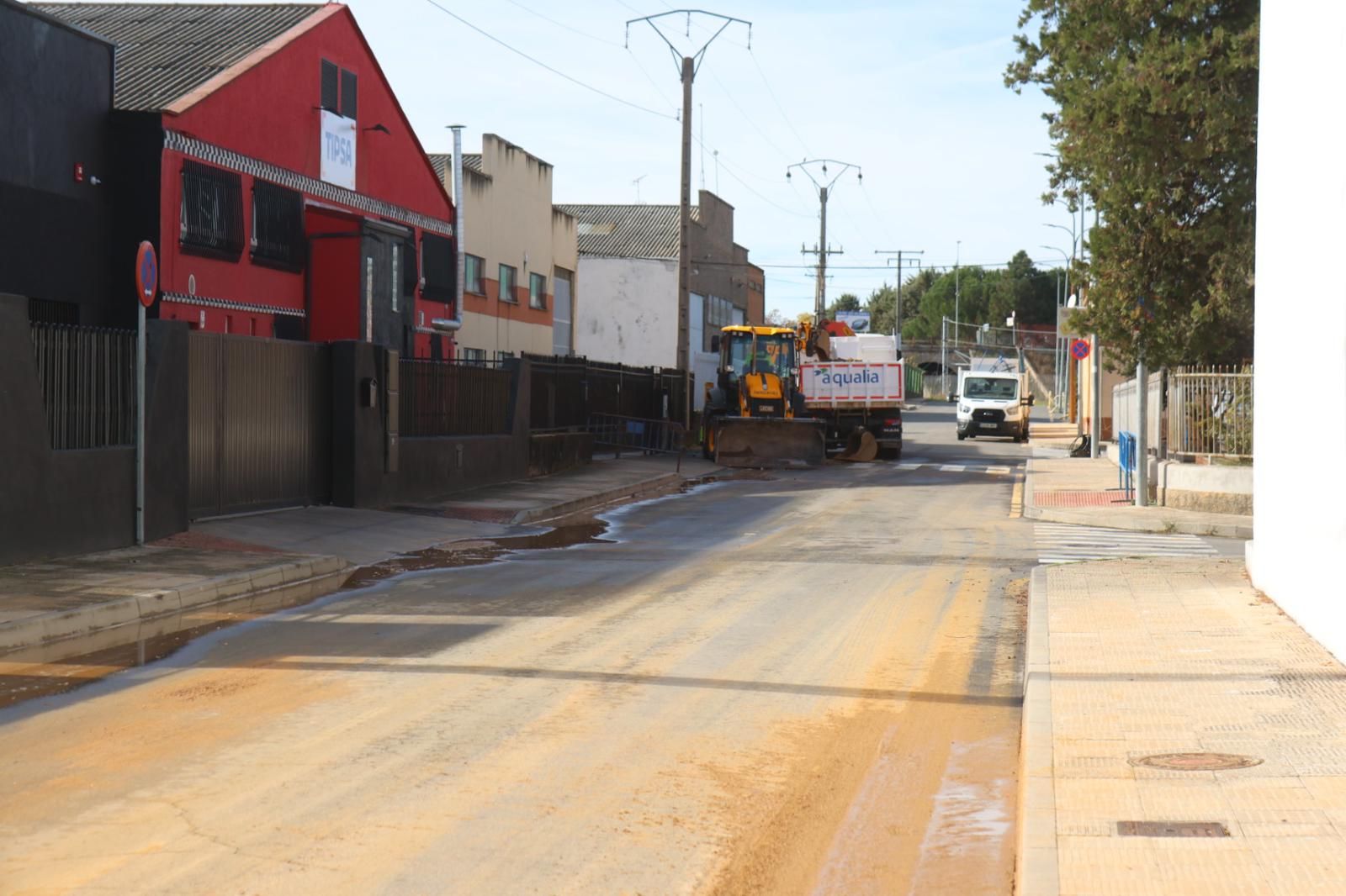 Un reventón de tubería en El Montalvo causa estragos durante la mañana de este domingo