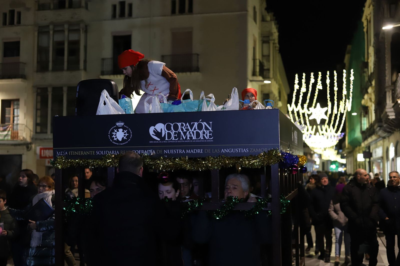 GALERÍA | La Cofradía de Nuestra Madre saca a las calles la Navidad más semanasantera y solidaria