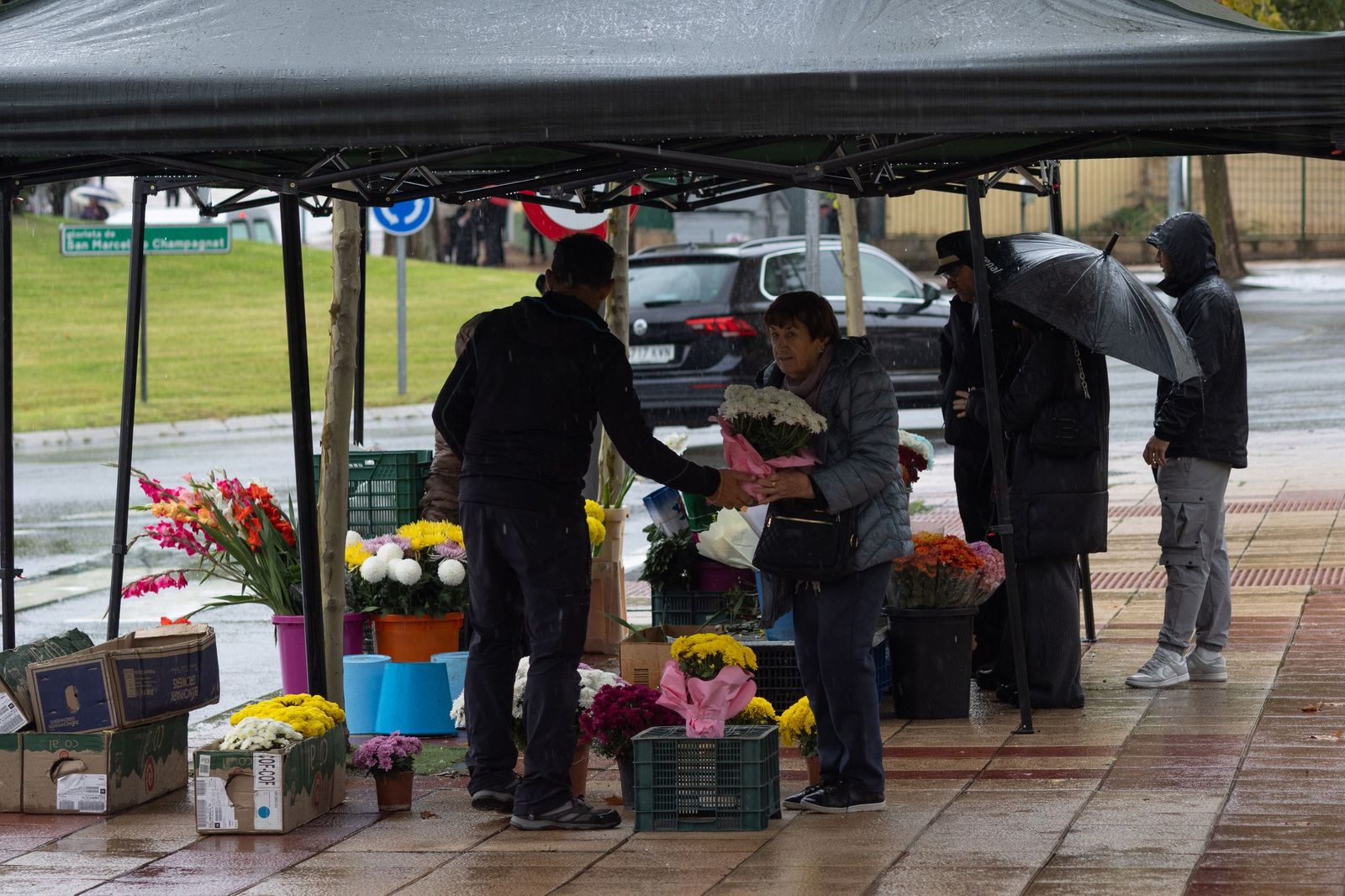 Lluviosa mañana de todos los santos en el Cementerio San Carlos Borromeo de Salamanca