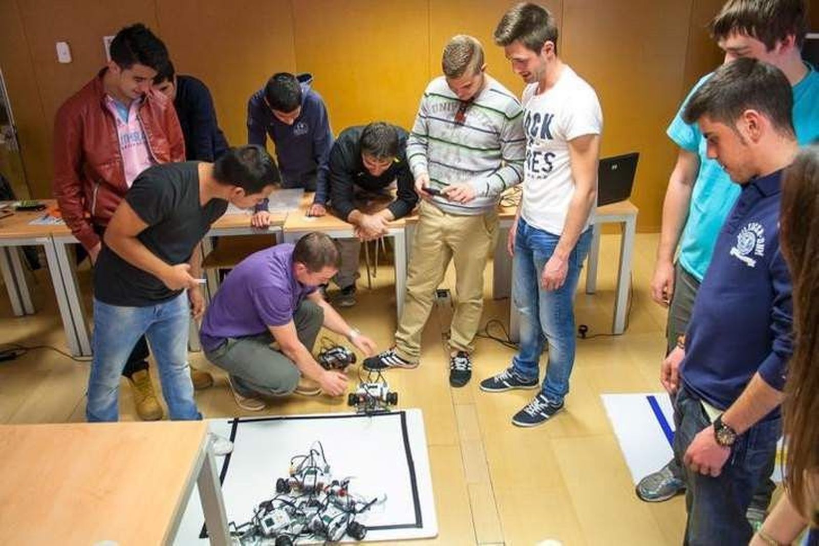 Alumnos de Valladolid simulan una misión a Marte en un juego de rol para aprender robótica
