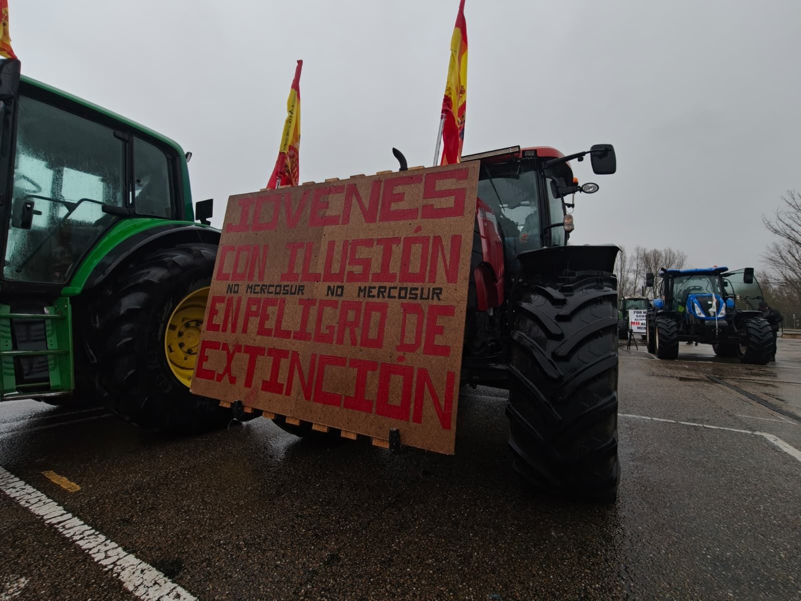 En imágenes la marcha con tractores y vehículos de campo en Salamanca en protesta contra Mercosur