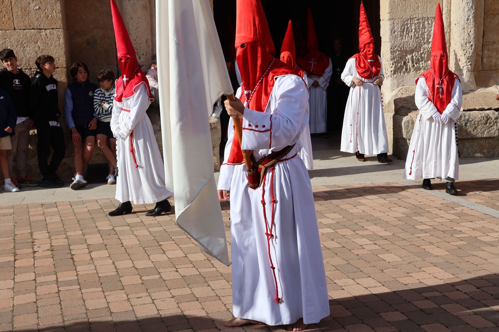 Revive las imágenes de la procesión del Santo Entierro en Fuentesaúco
