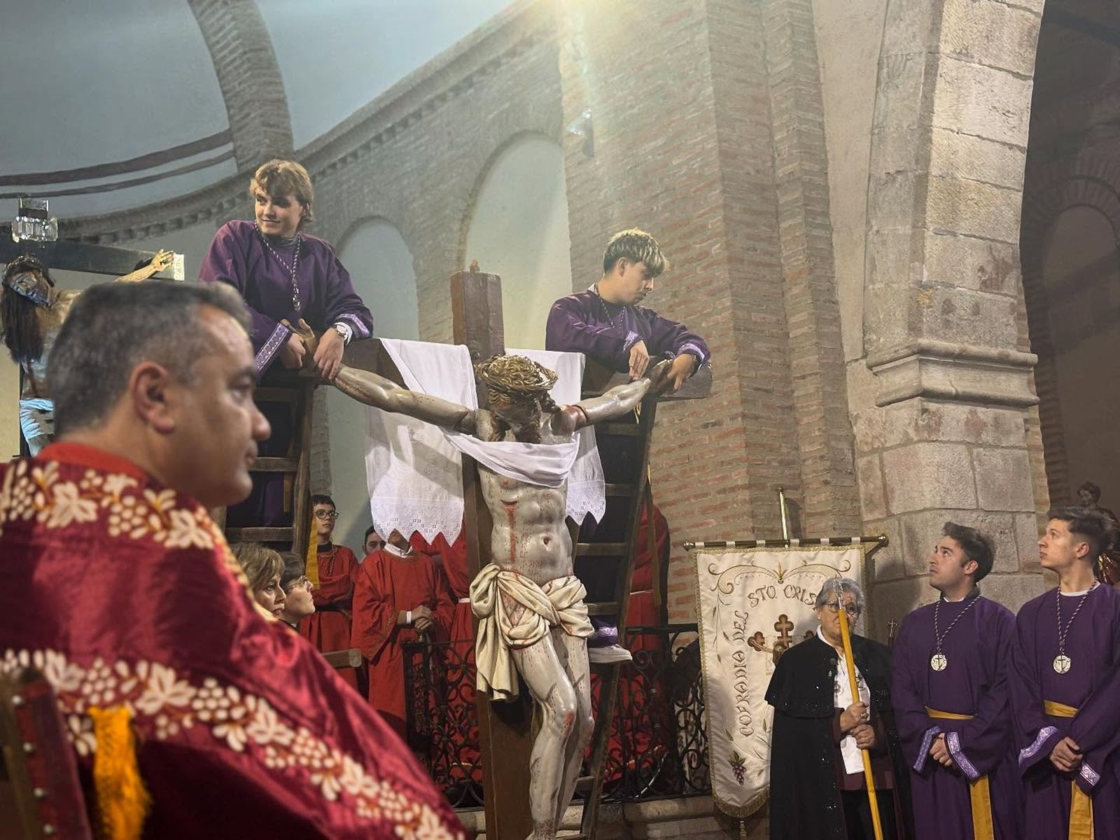 Alba de Tormes vive con recogimiento el Sermón del Descendimiento en la iglesia de San Juan. Alto Alba de Tormes