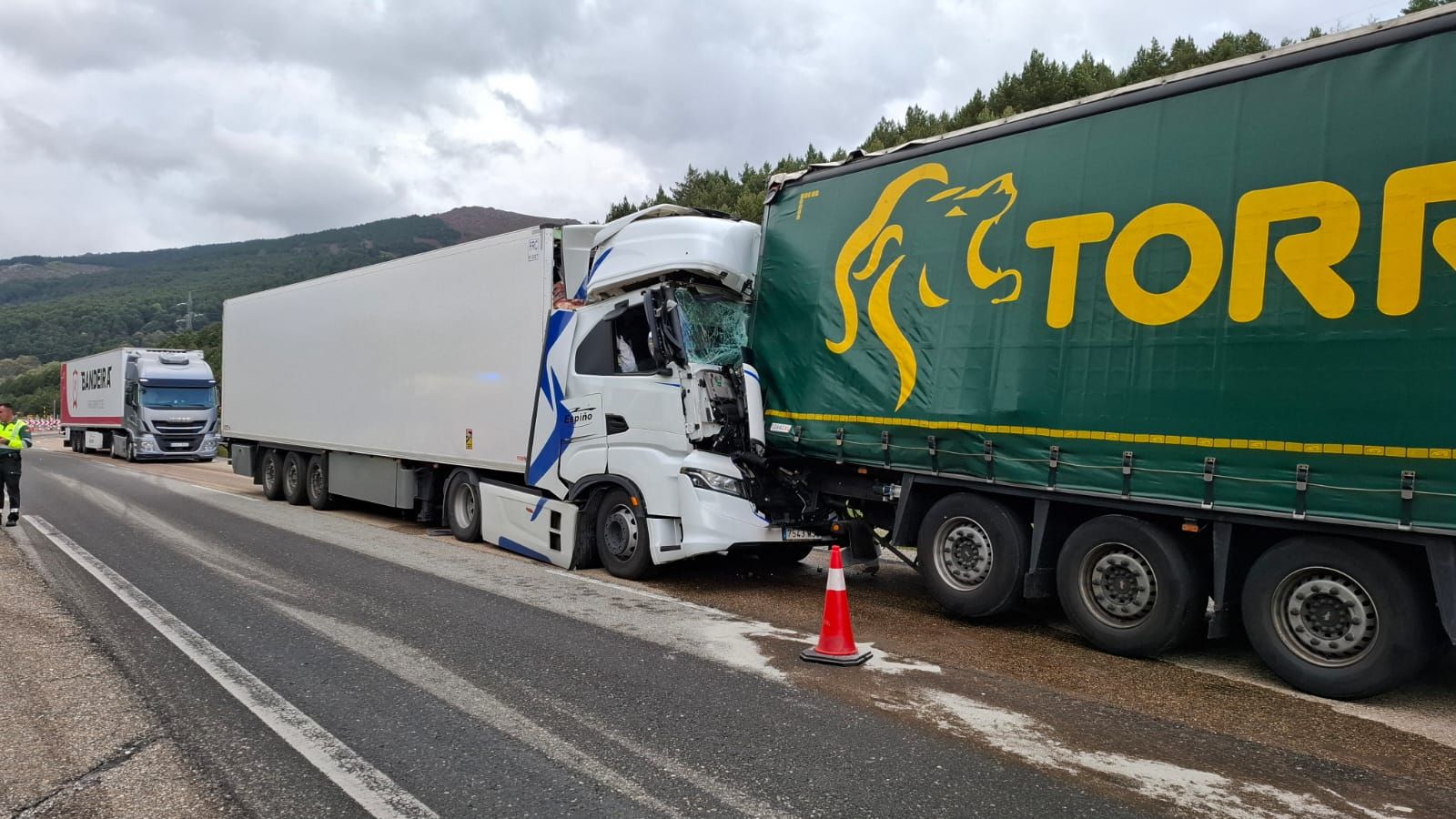 Dos heridos tras un aparatoso accidente entre dos turismos y dos camiones en la A-52