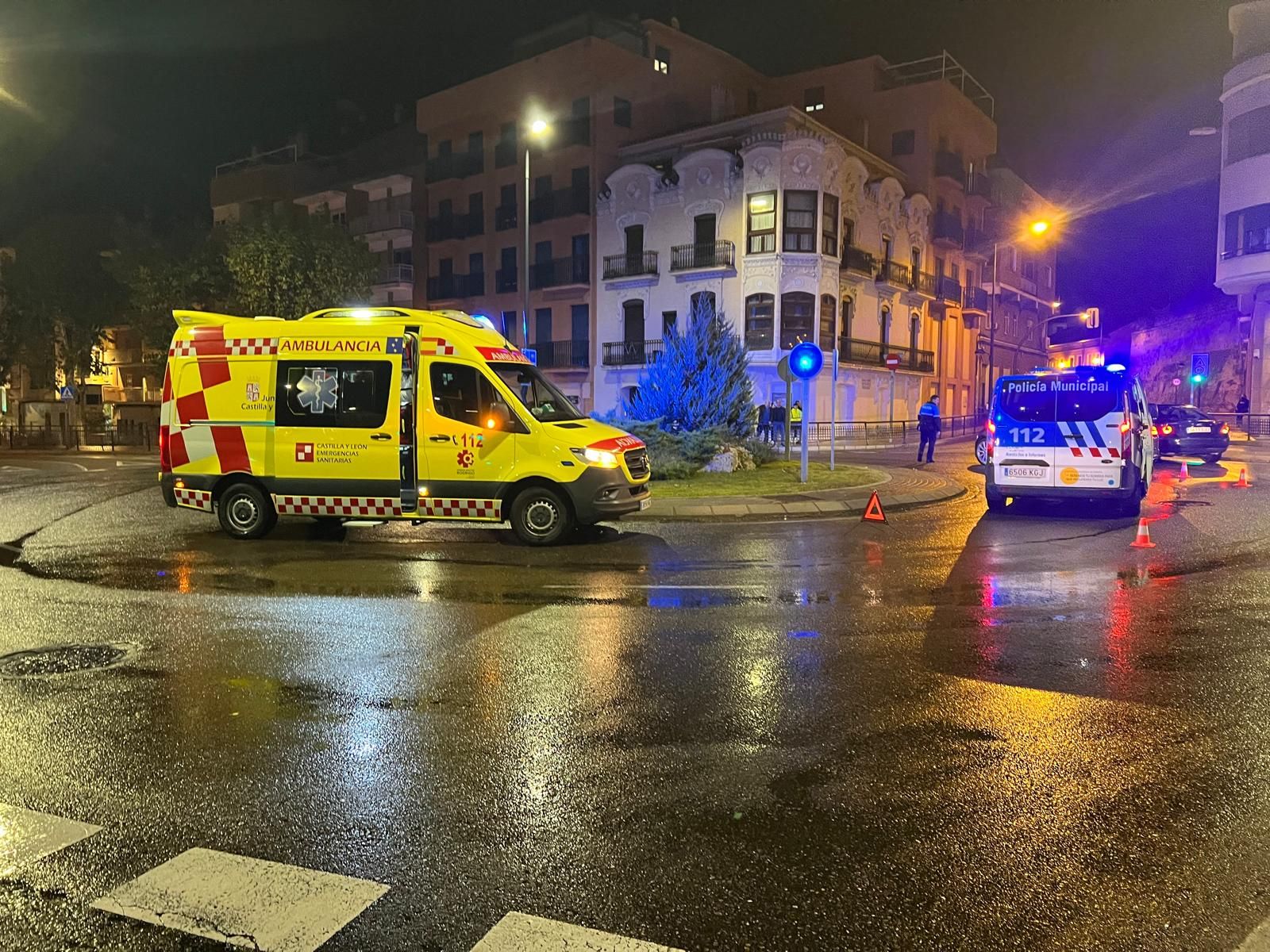 Ambulancia y Policía Local en el lugar de los hechos
