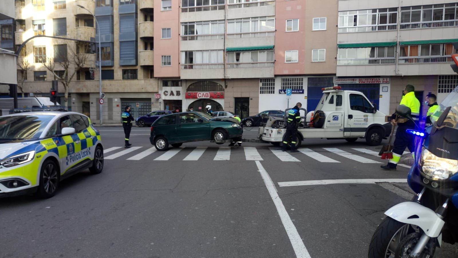 Un conductor ebrio se empotra con su vehículo contra un establecimiento en la avenida de los Comuneros