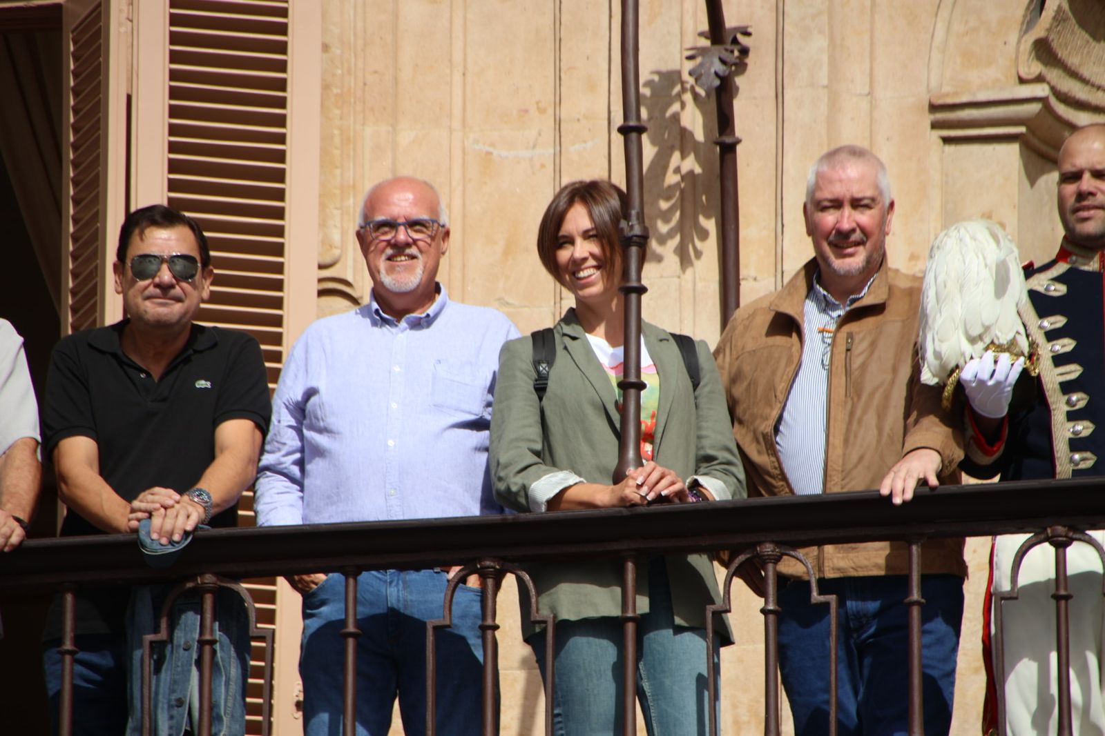 El alcalde de Salamanca, Carlos García Carbayo, recibe miembros y antiguos  miembros de la Escolta de Gran Gala de la Policía Local