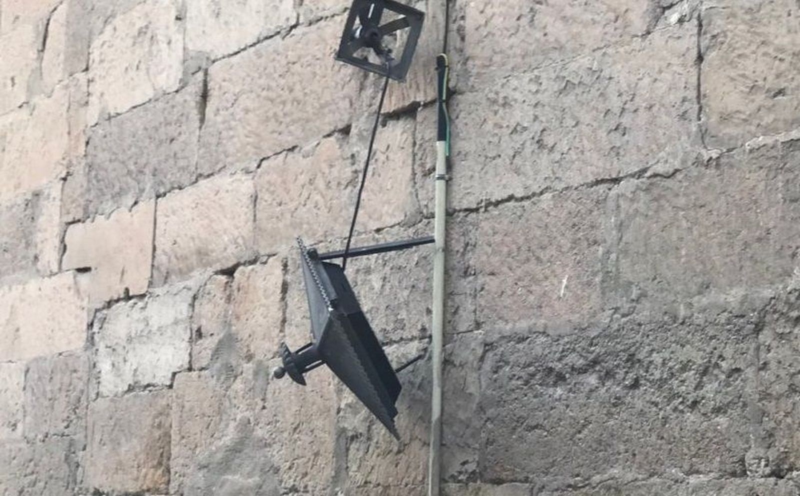 Farola destrozada en la calle Compañía. Foto @ACDPatrimonio