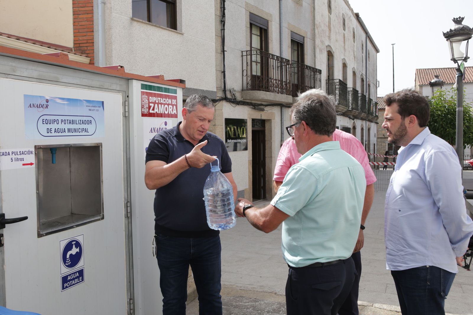 Javier Faúndez en la planta de osmosis en Bermillo de Sayago esta mañana. José Luis Leal. ICAL