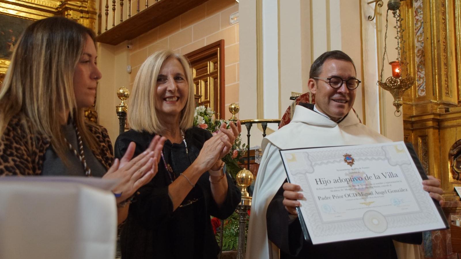 Alba nombra hijo adoptivo al prior Miguel Angel González  (9).jpeg