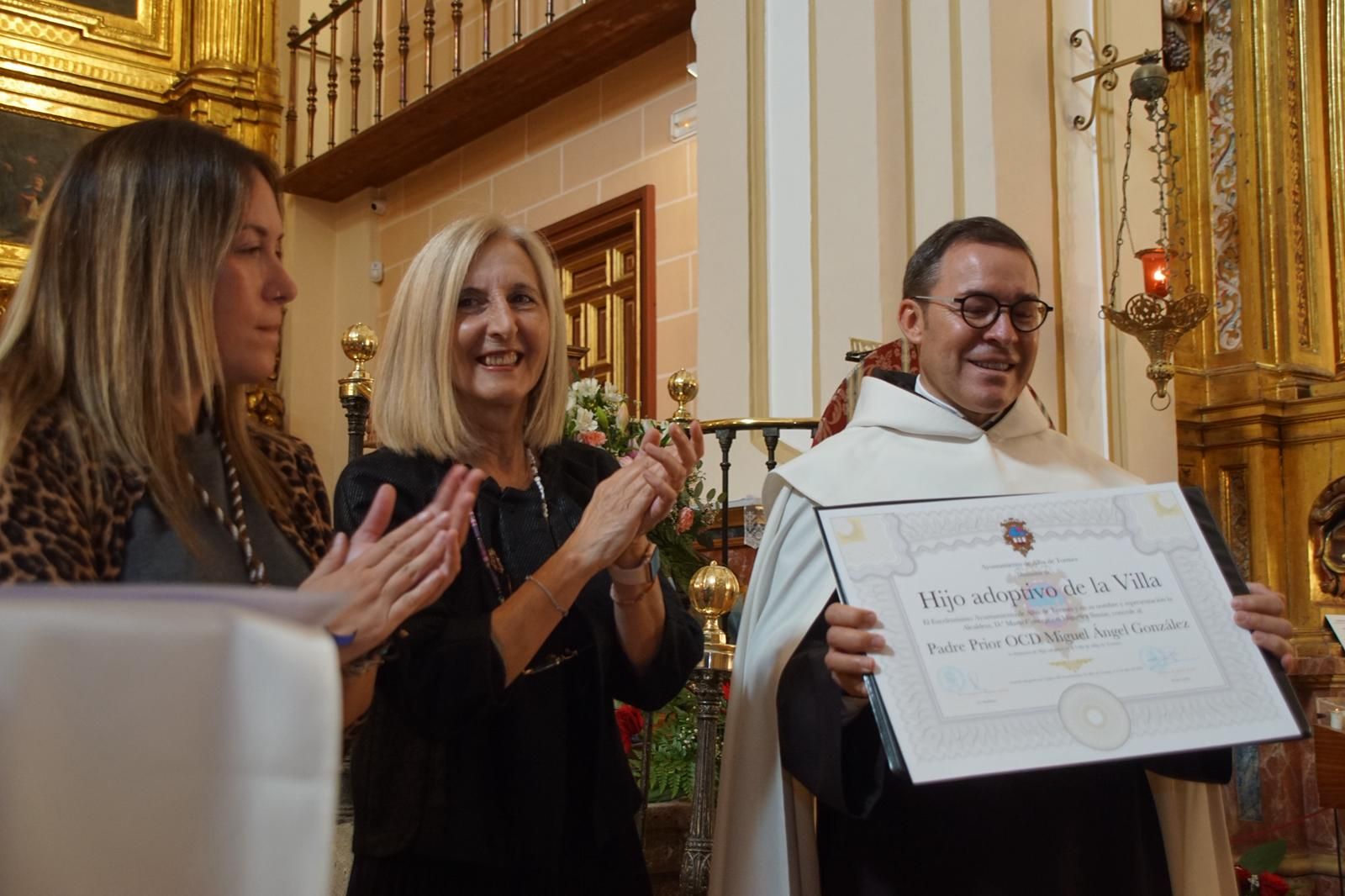 Alba nombra hijo adoptivo al prior Miguel Angel González  (9).jpeg