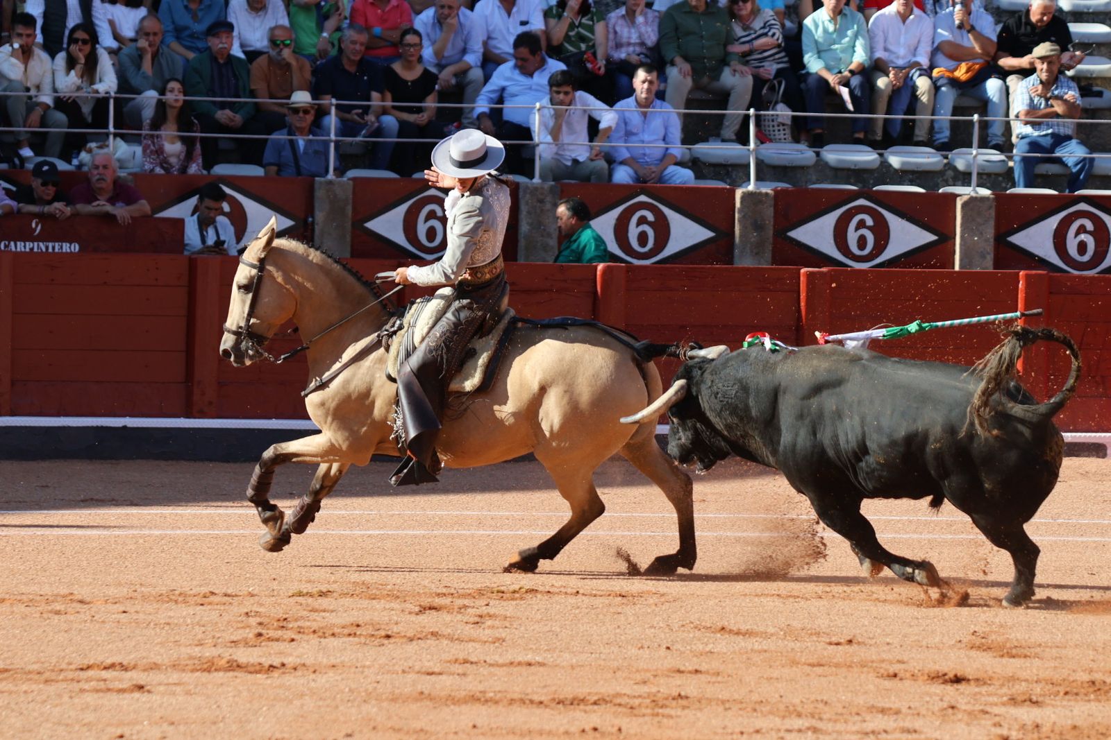 La Glorieta revive el aroma de la feria taurina con el primer festejo: Lea Vicens, Raquel Martín y Olga Casado